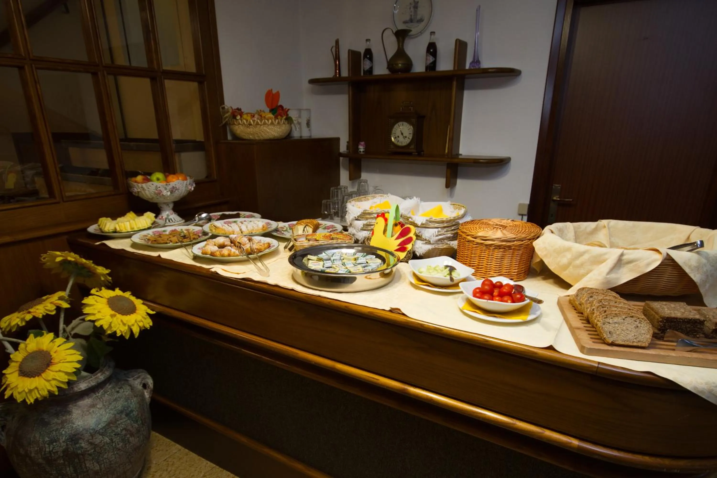 Buffet breakfast in Villa Orchidea