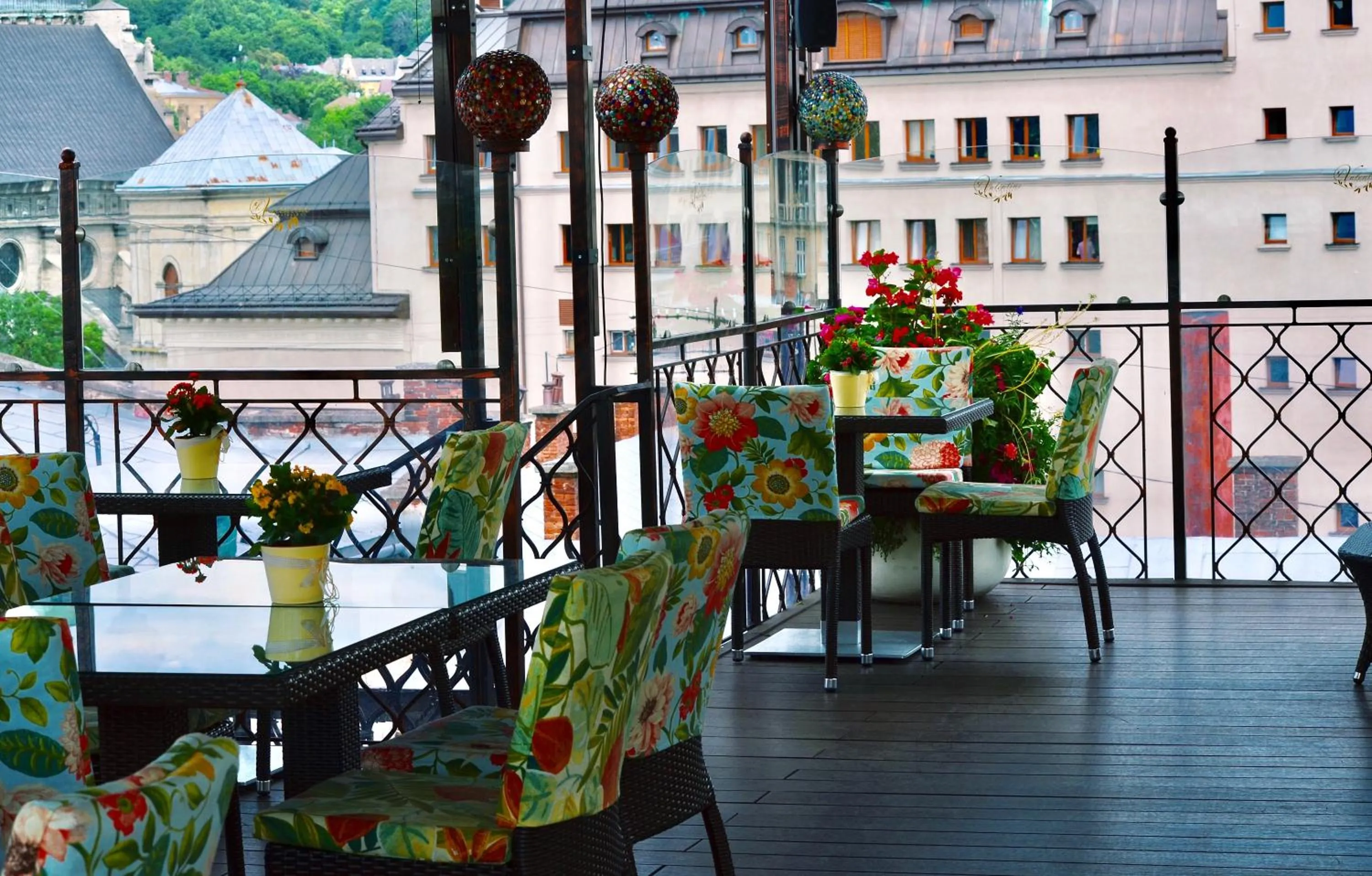 Restaurant/places to eat in Swiss Hotel