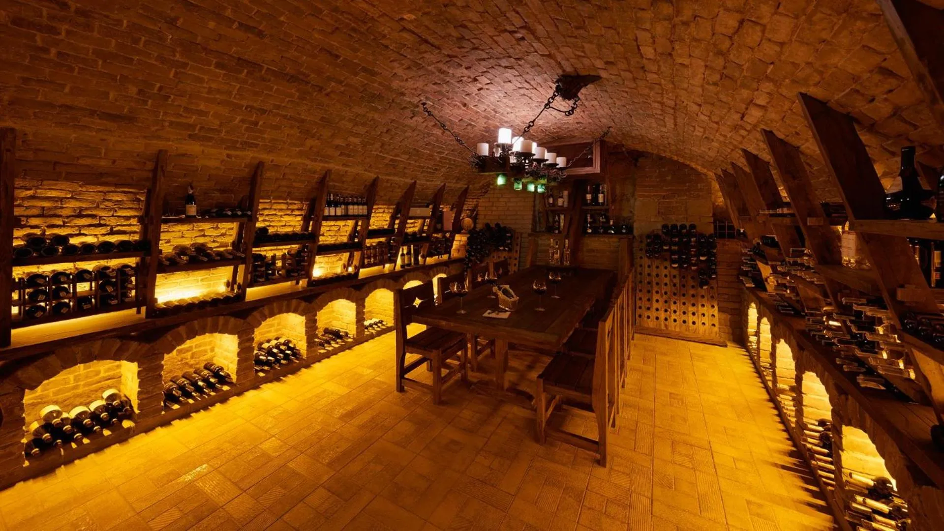 Restaurant/places to eat in Swiss Hotel