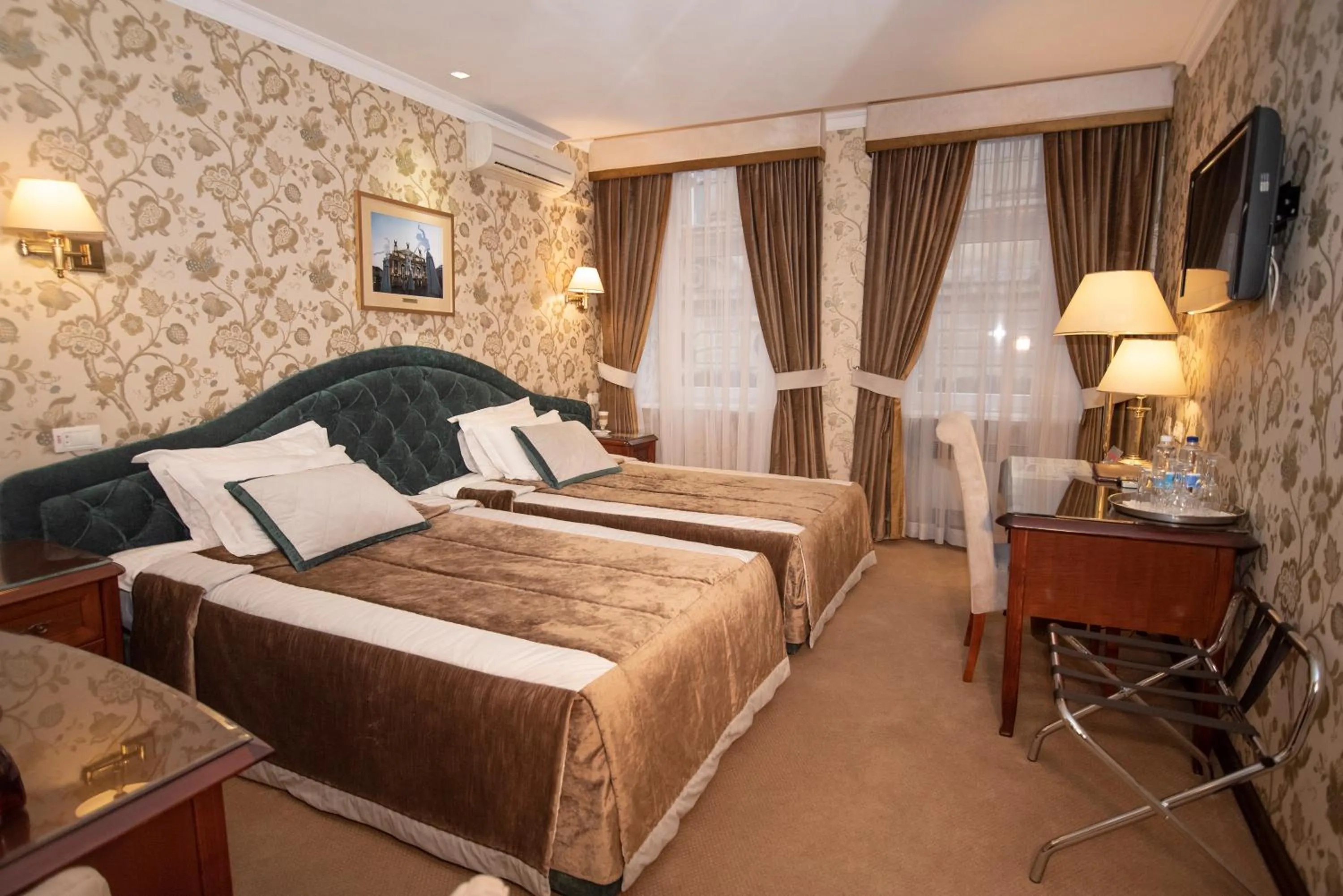 Photo of the whole room, Bed in Swiss Hotel