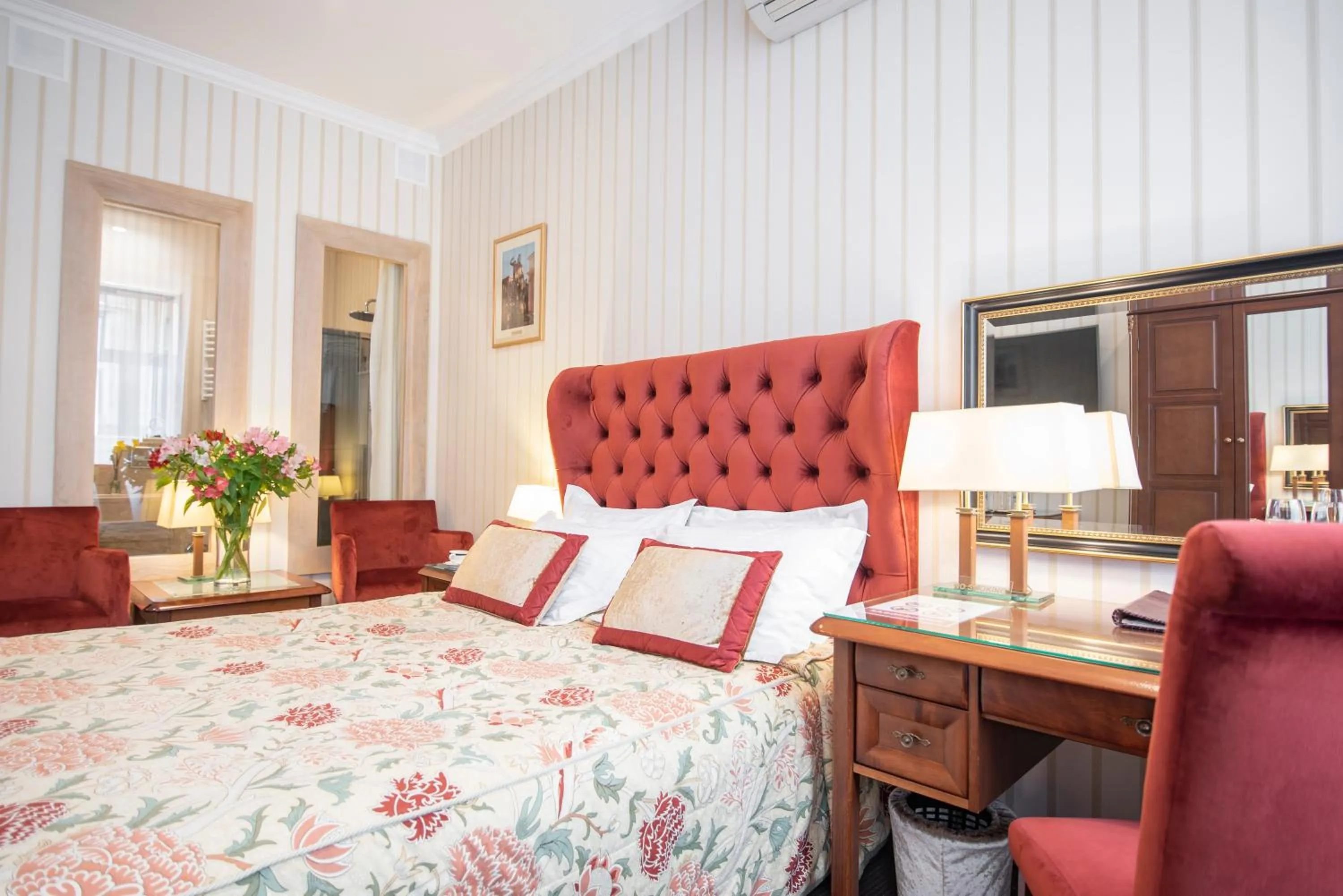 Photo of the whole room, Bed in Swiss Hotel