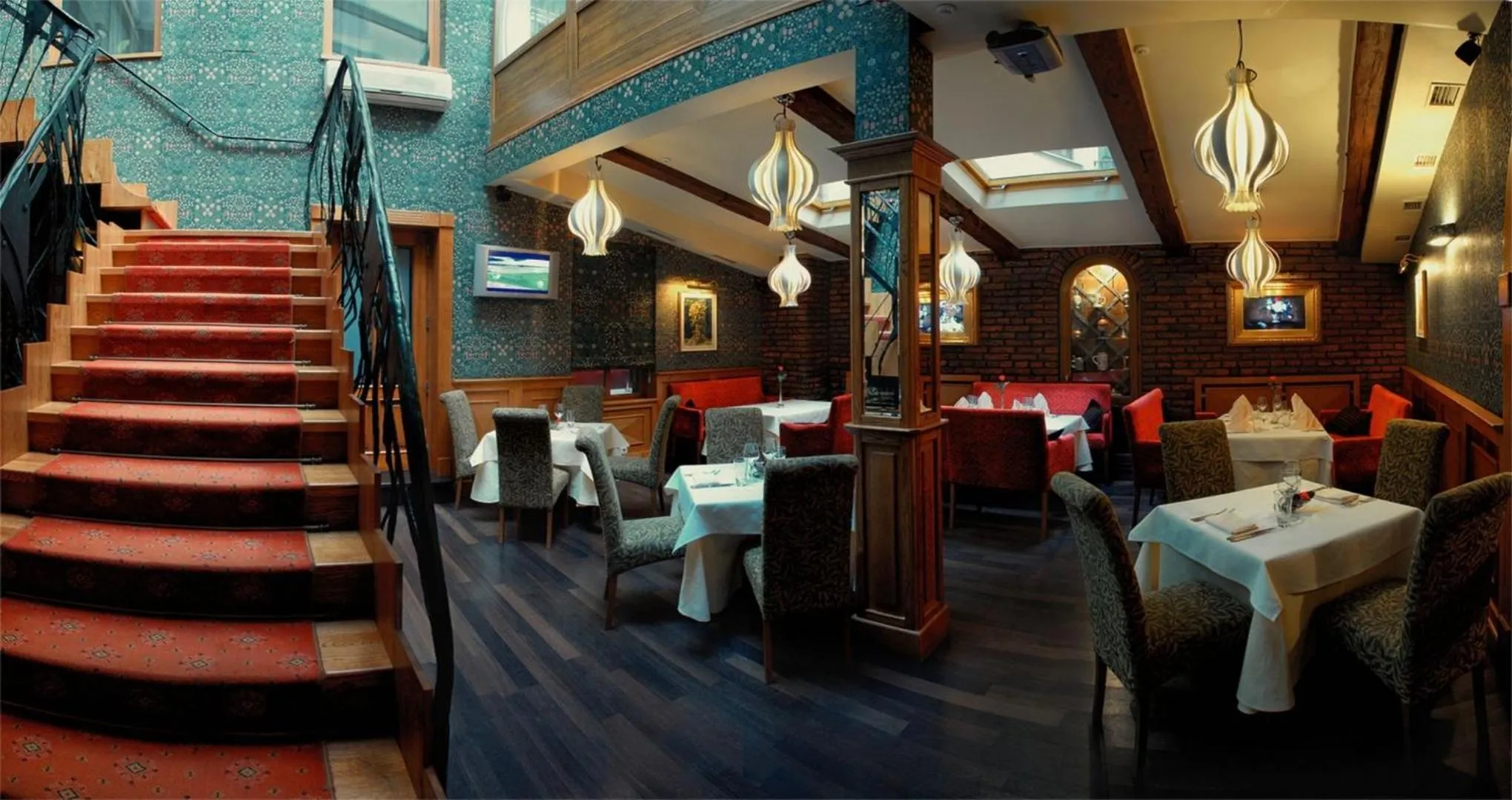 Restaurant/places to eat in Swiss Hotel