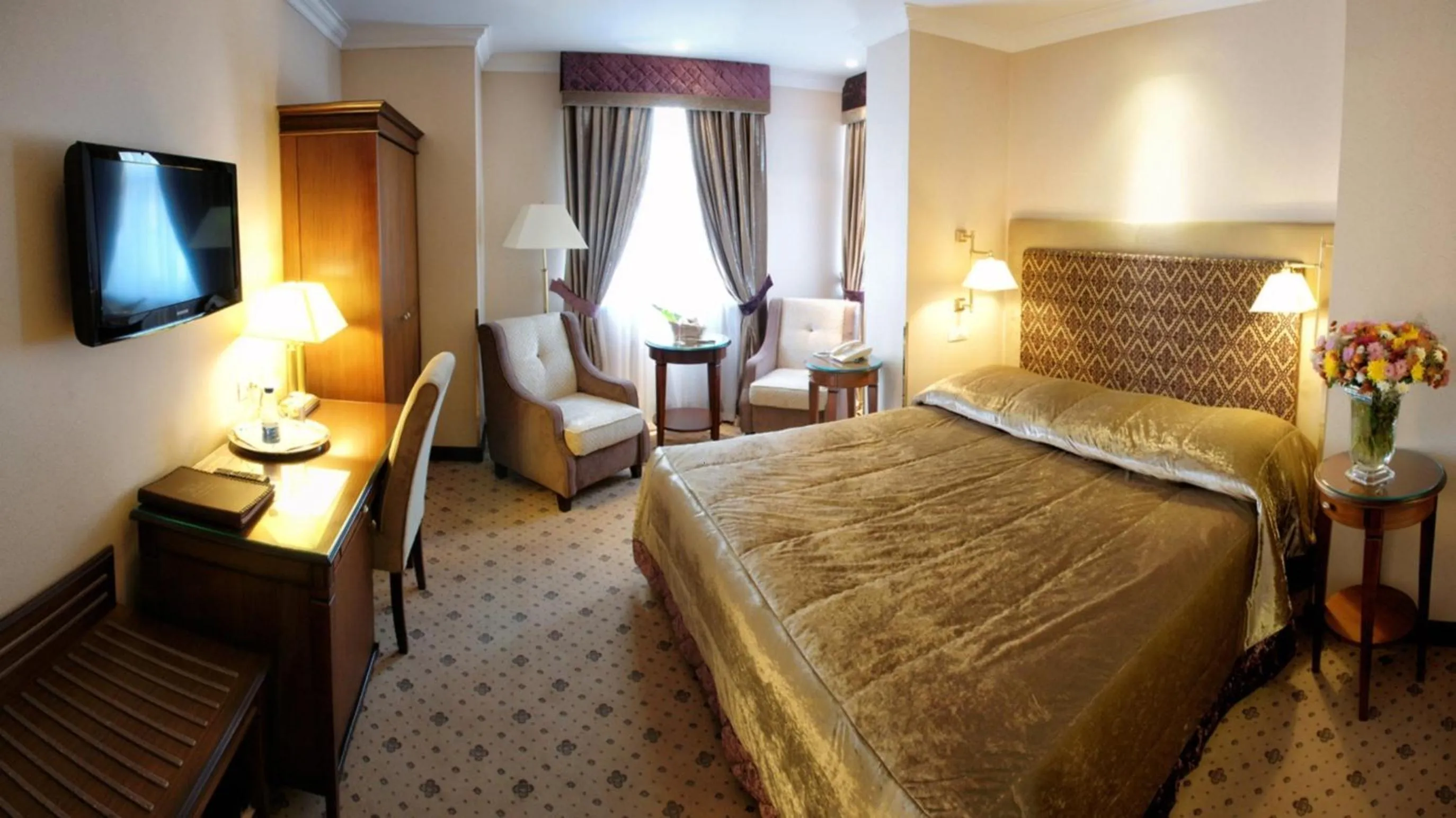 Photo of the whole room, Bed in Swiss Hotel