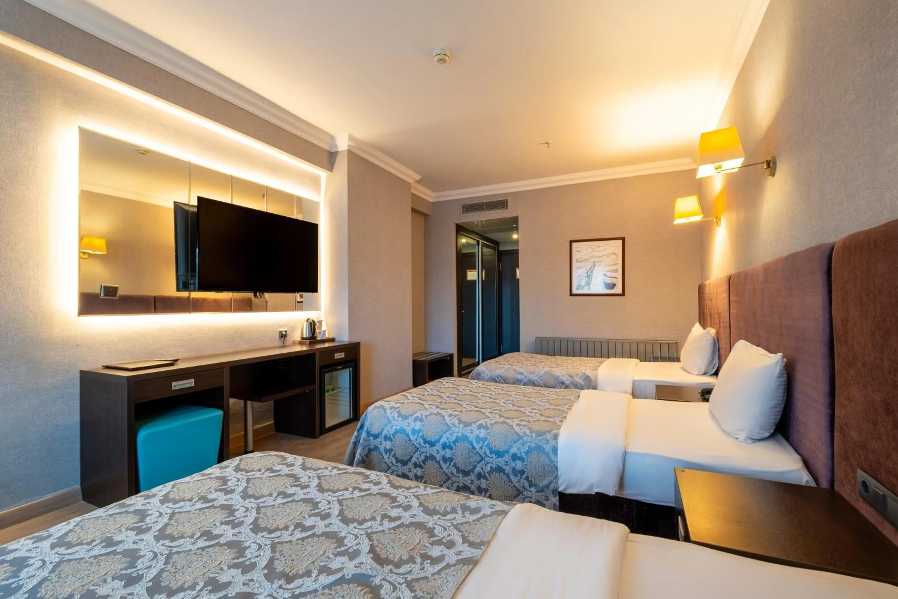 Living room, Bed in 216 Castle Hotel