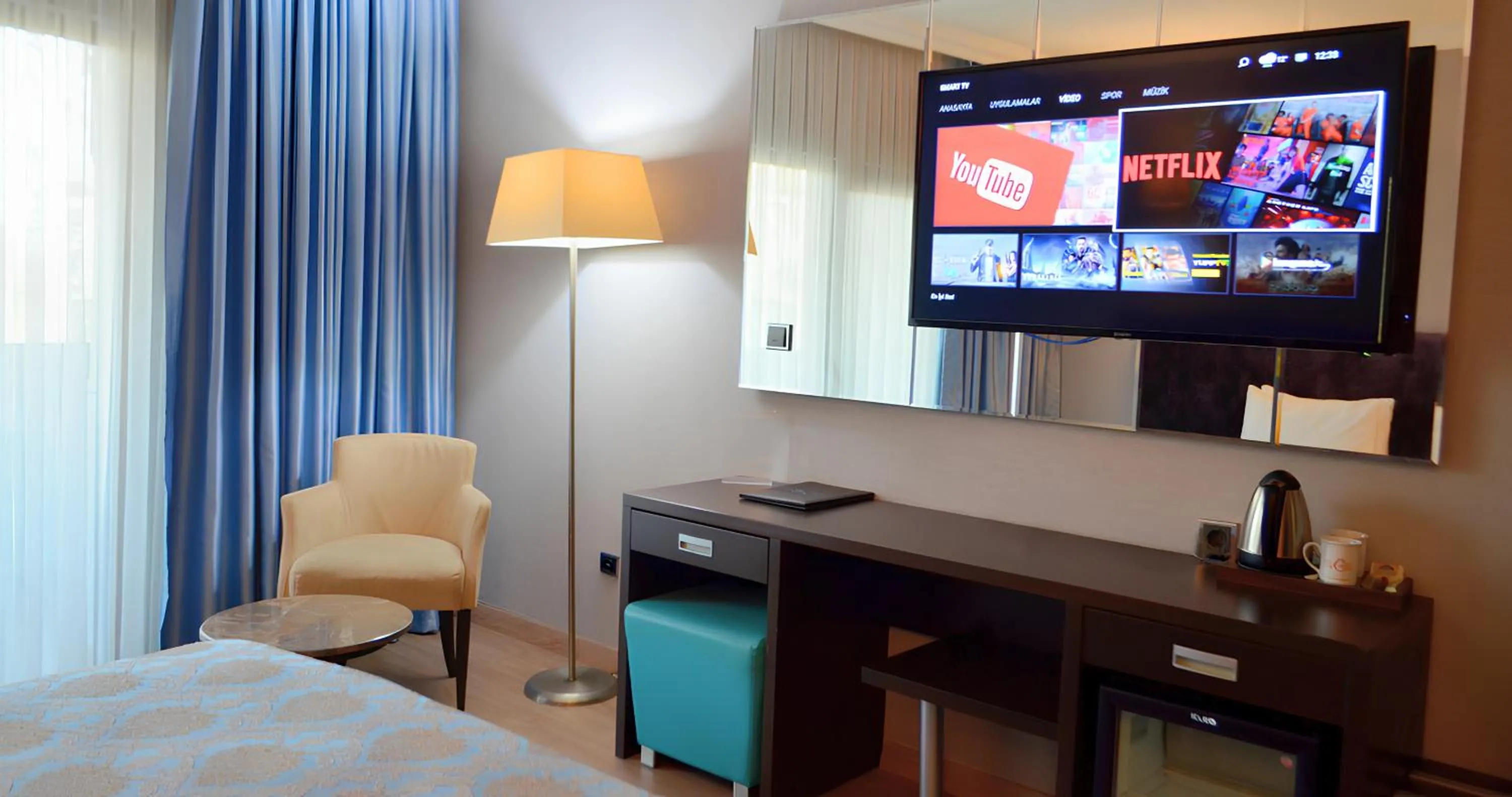 Communal lounge/ TV room, Bed in 216 Castle Hotel