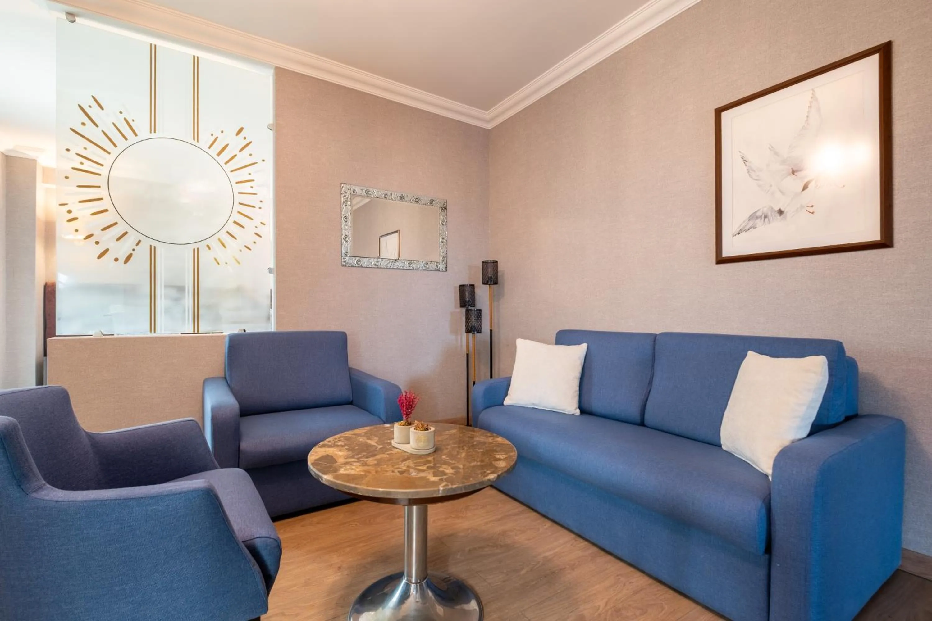 Living room in 216 Castle Hotel