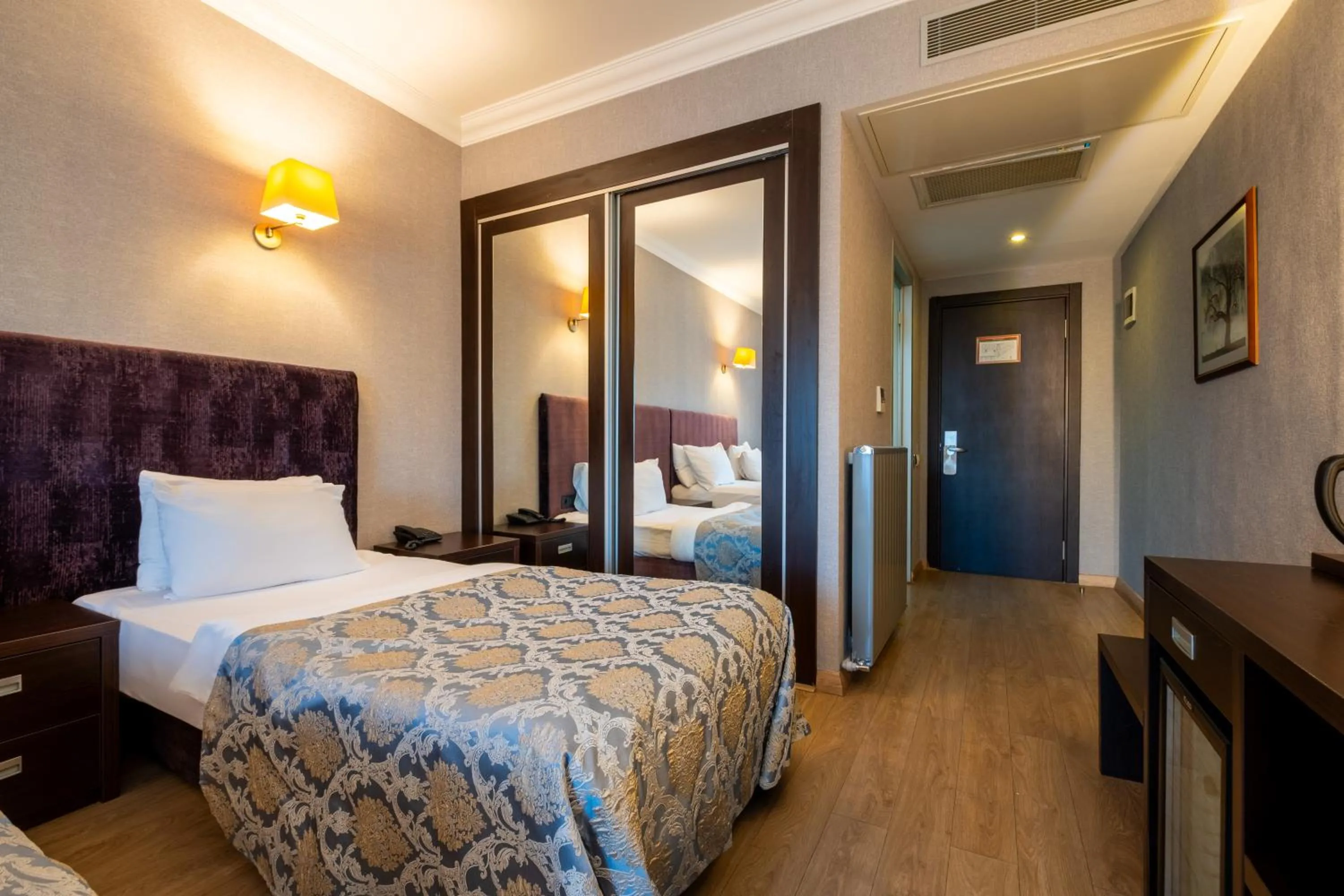 Seating area, Bed in 216 Castle Hotel