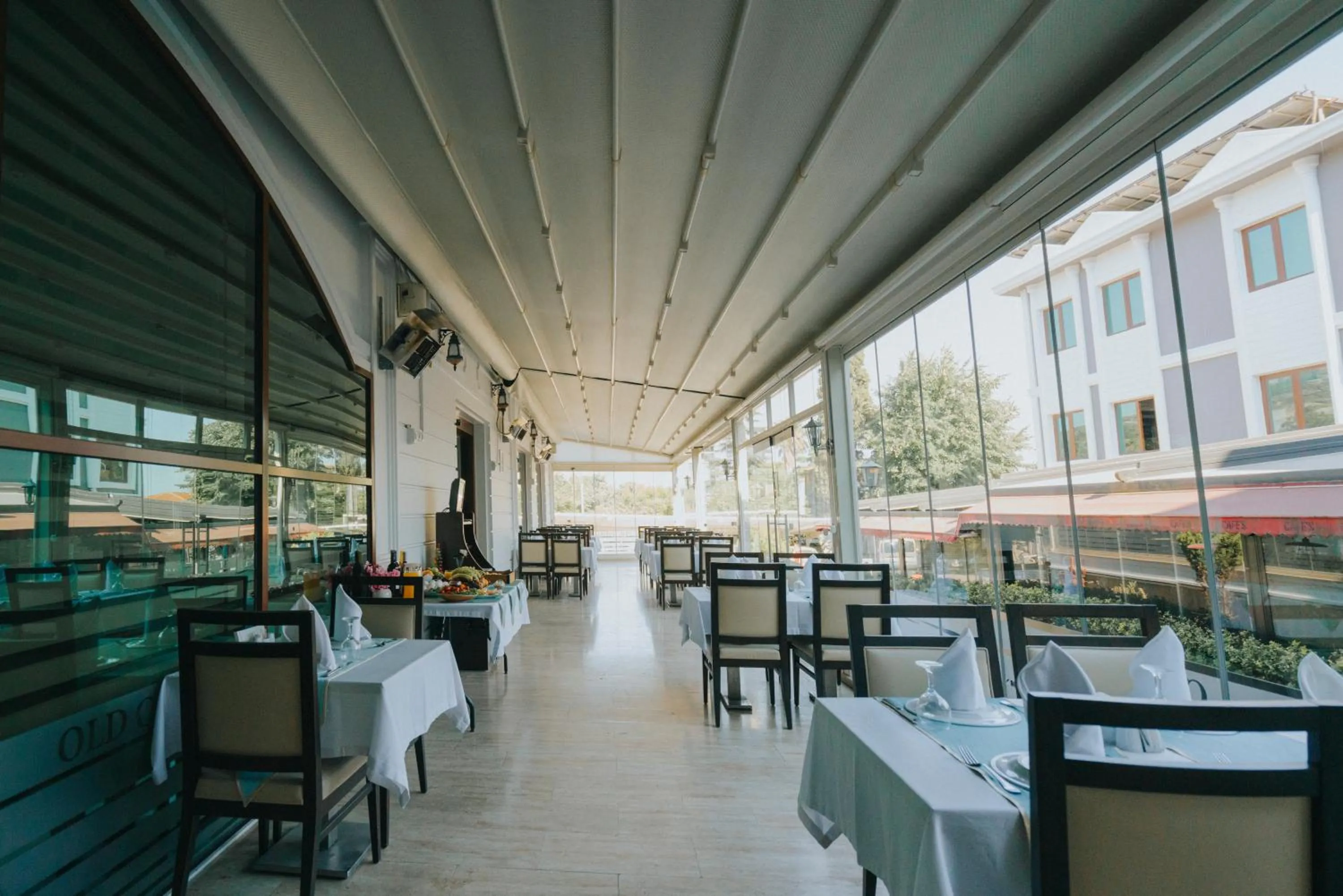 Restaurant/places to eat in 216 Castle Hotel
