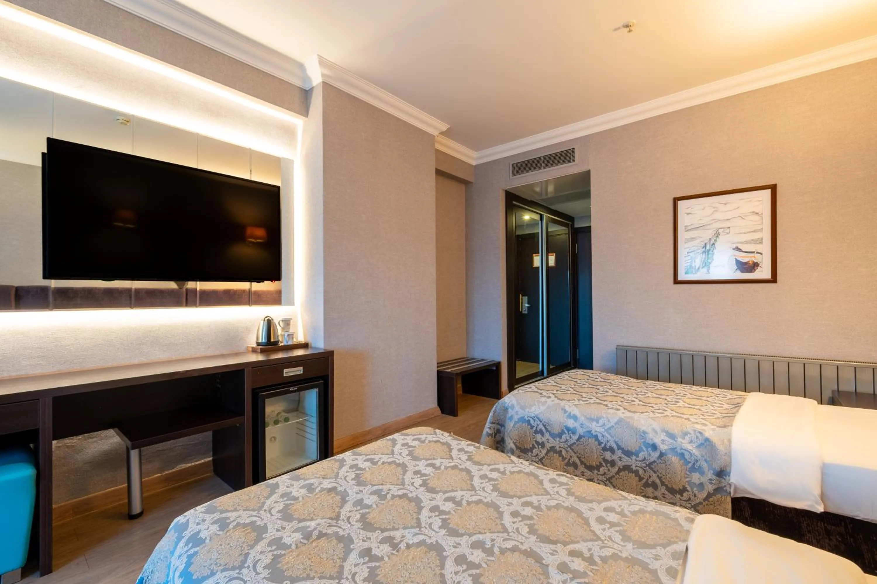 Living room, Bed in 216 Castle Hotel