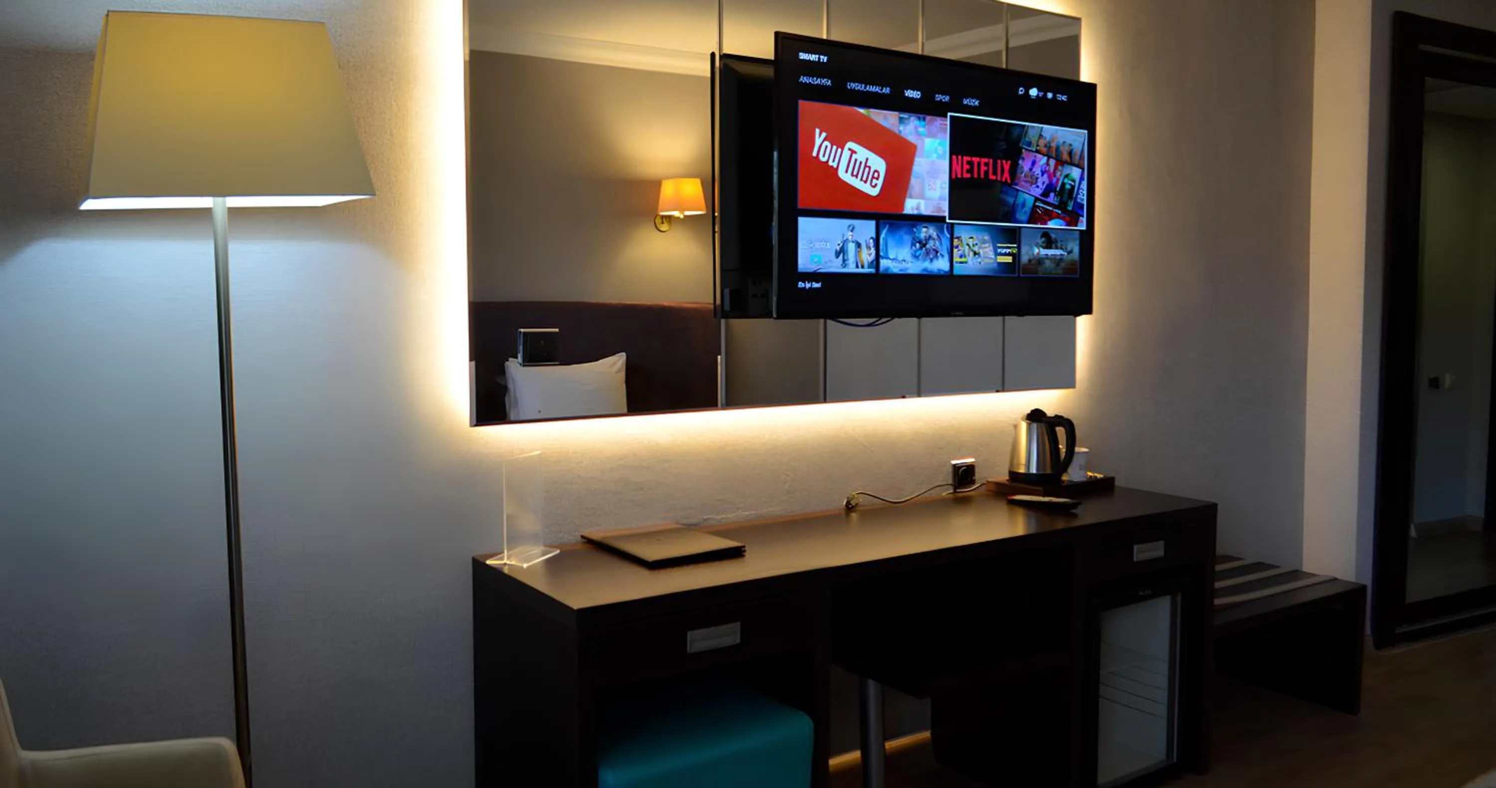 TV and multimedia, Bed in 216 Castle Hotel