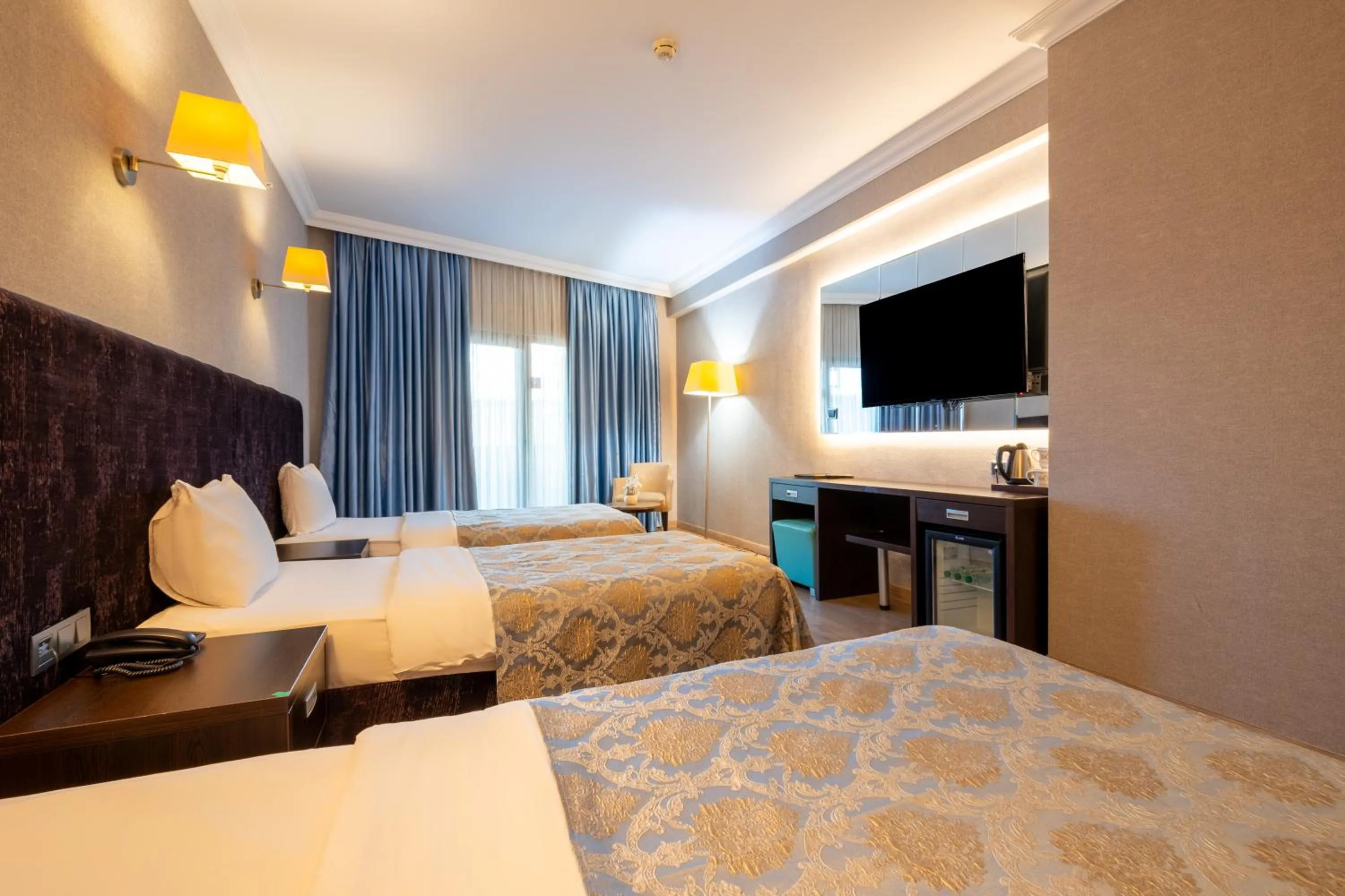 Living room, Bed in 216 Castle Hotel