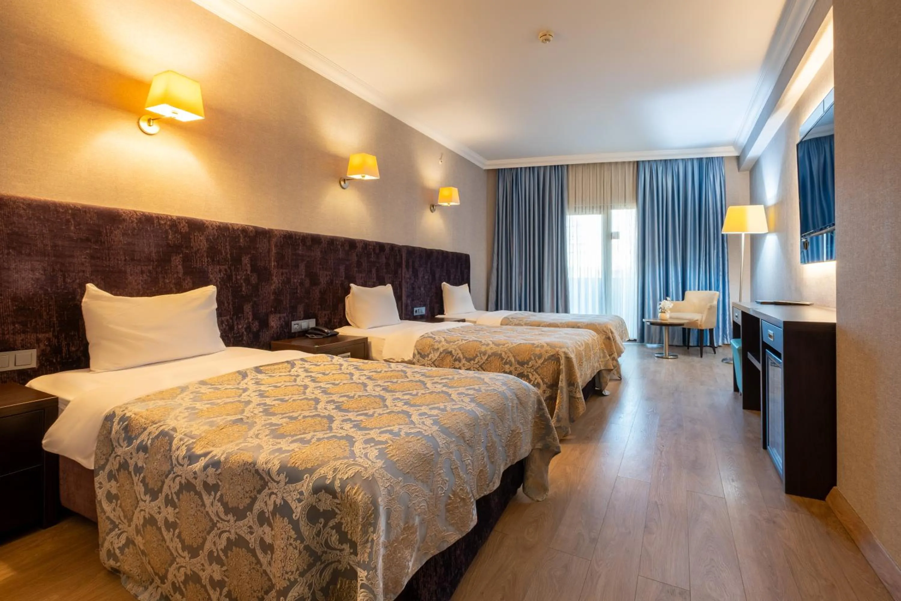 Living room, Bed in 216 Castle Hotel