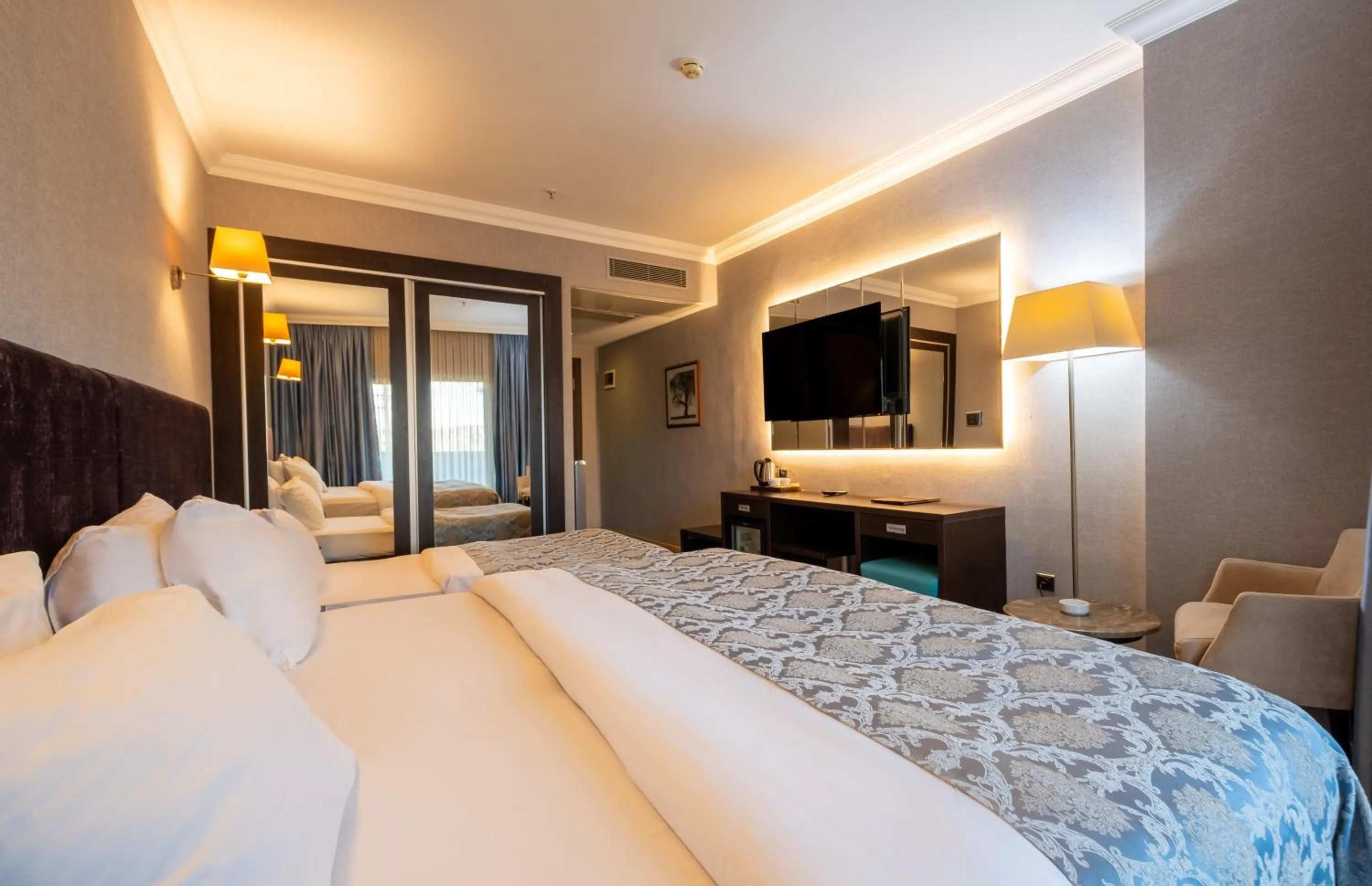 Living room, Bed in 216 Castle Hotel