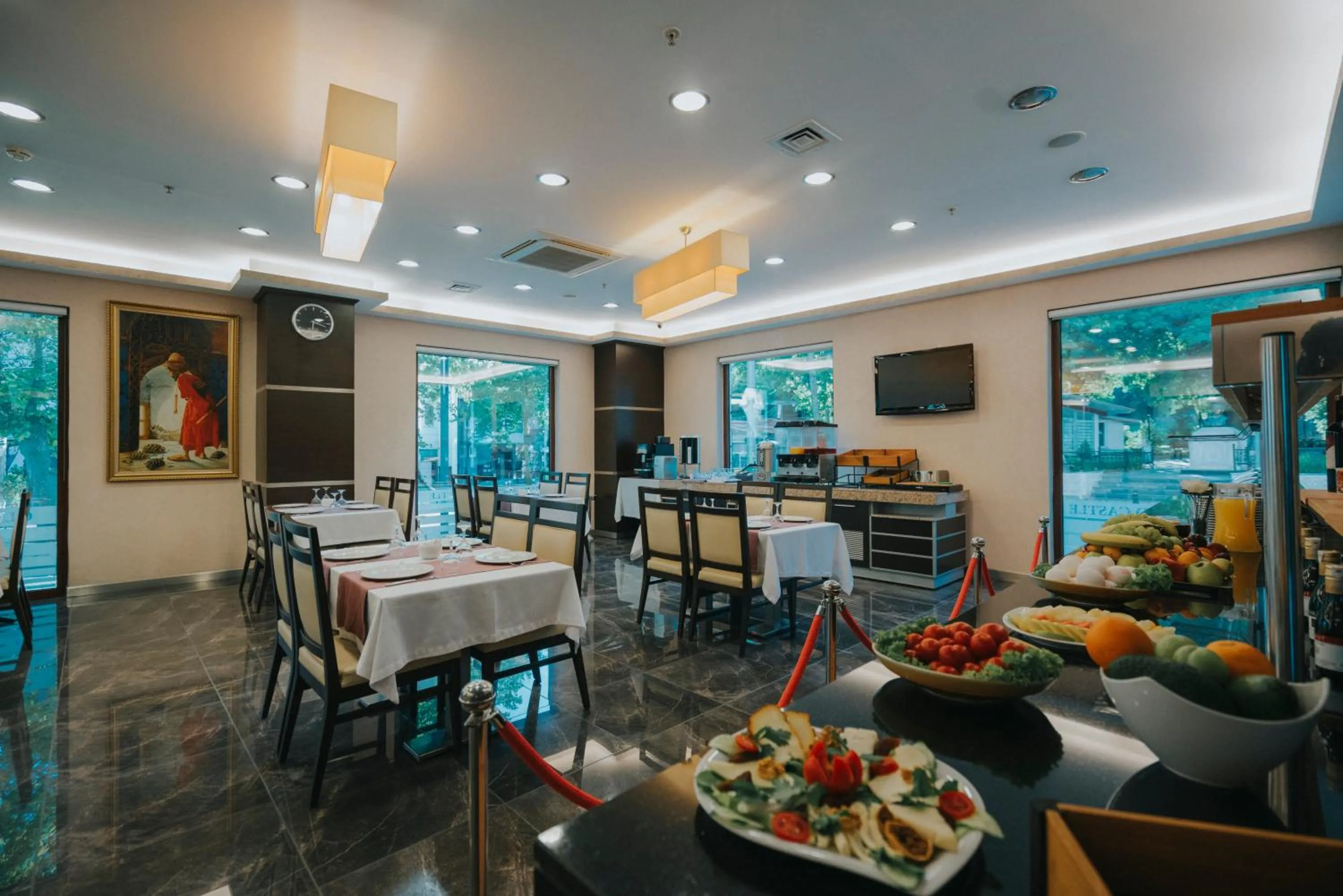 Restaurant/places to eat in 216 Castle Hotel