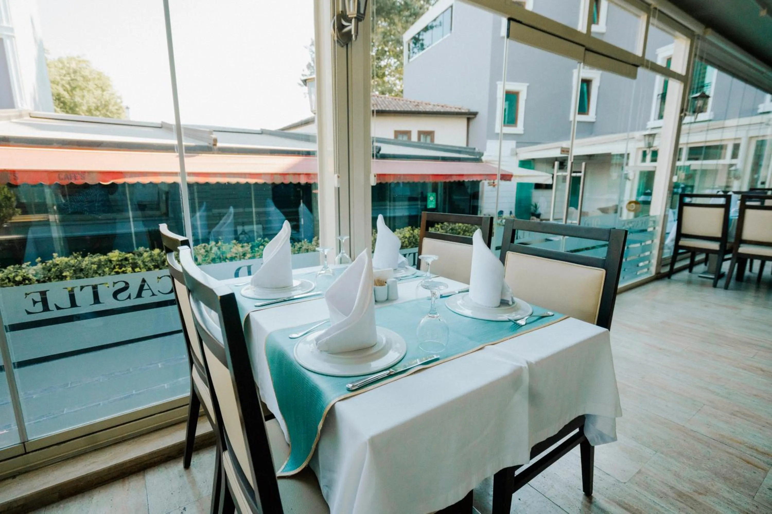 Restaurant/places to eat in 216 Castle Hotel