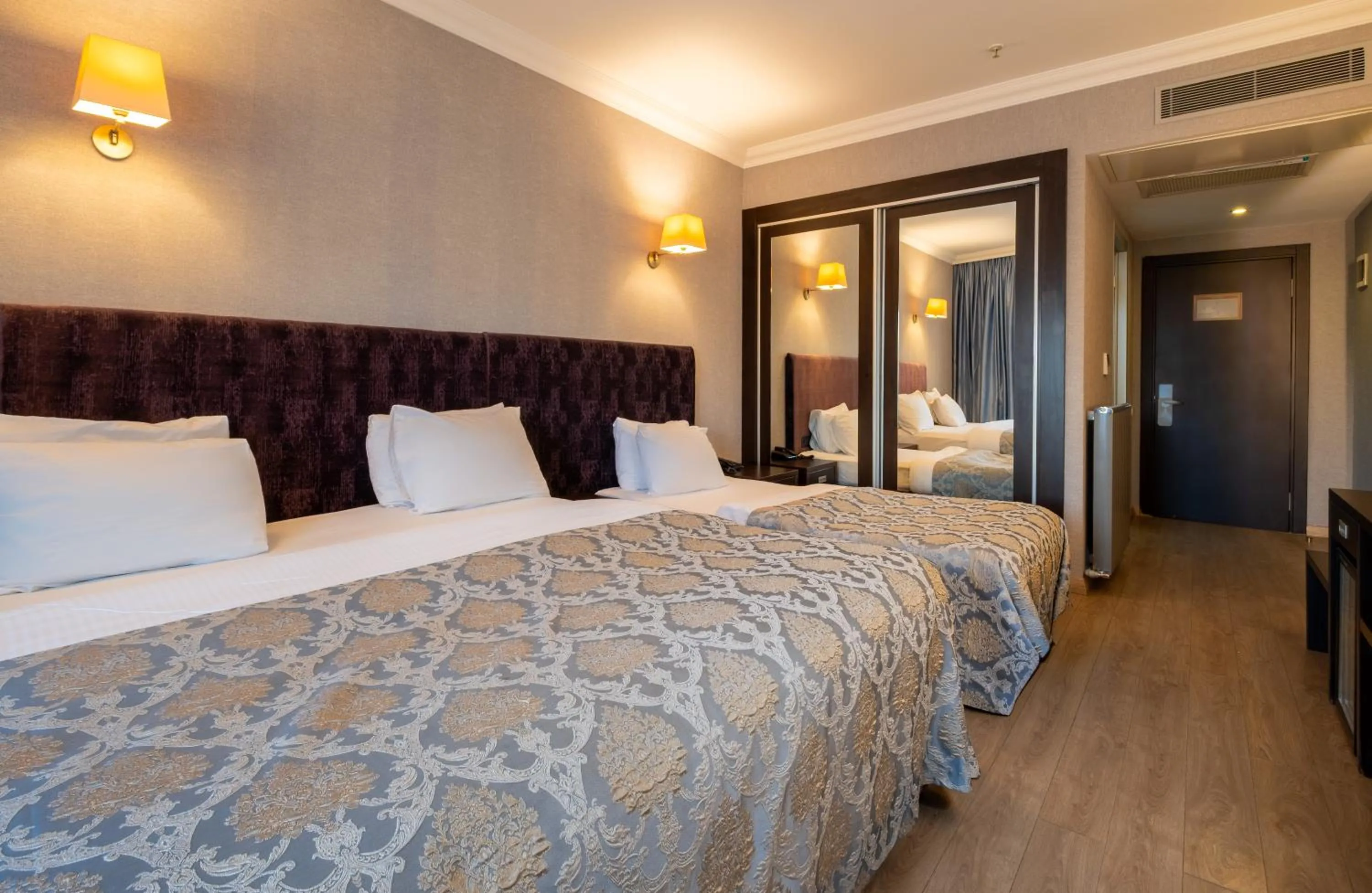 Living room, Bed in 216 Castle Hotel