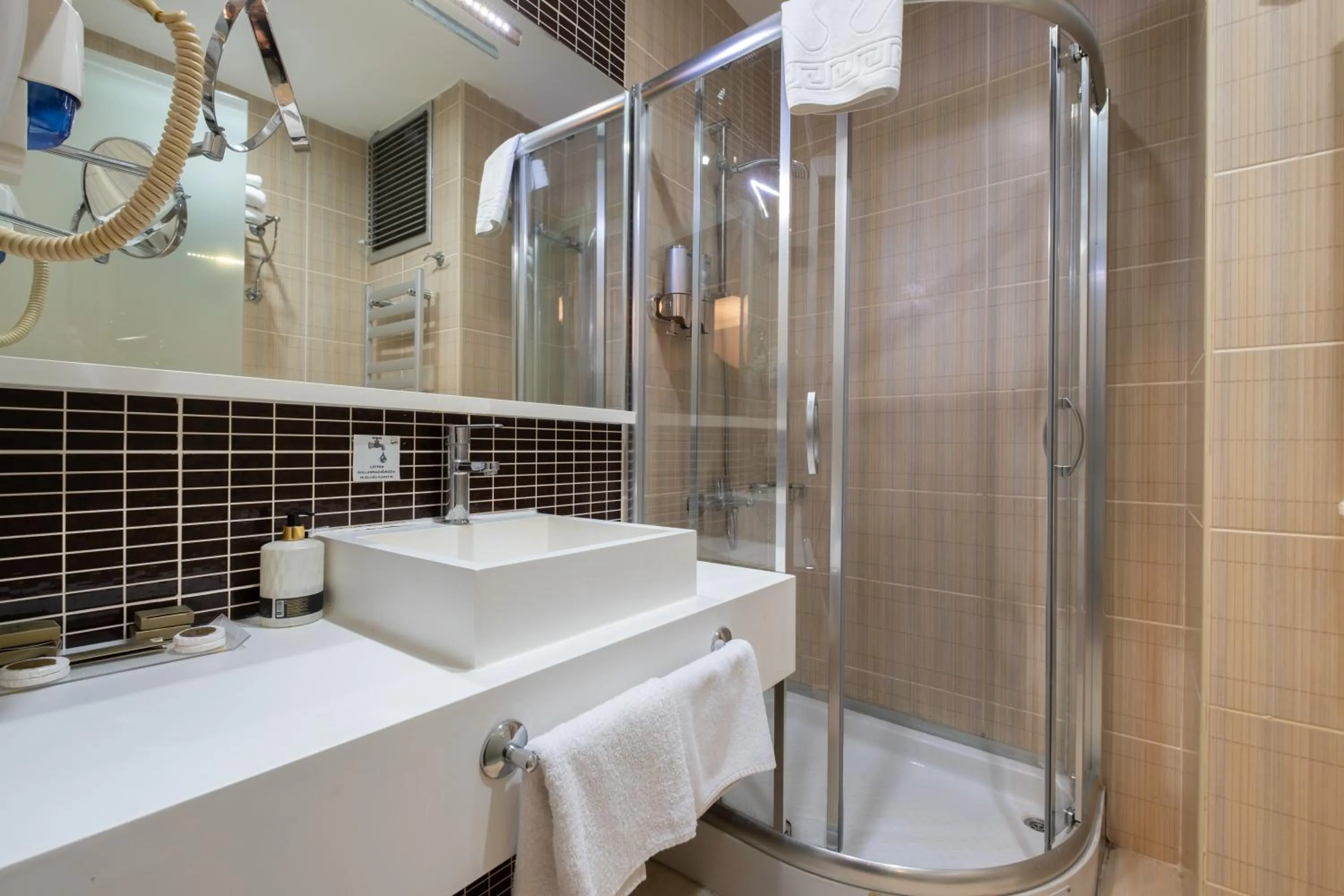 Shower in 216 Castle Hotel