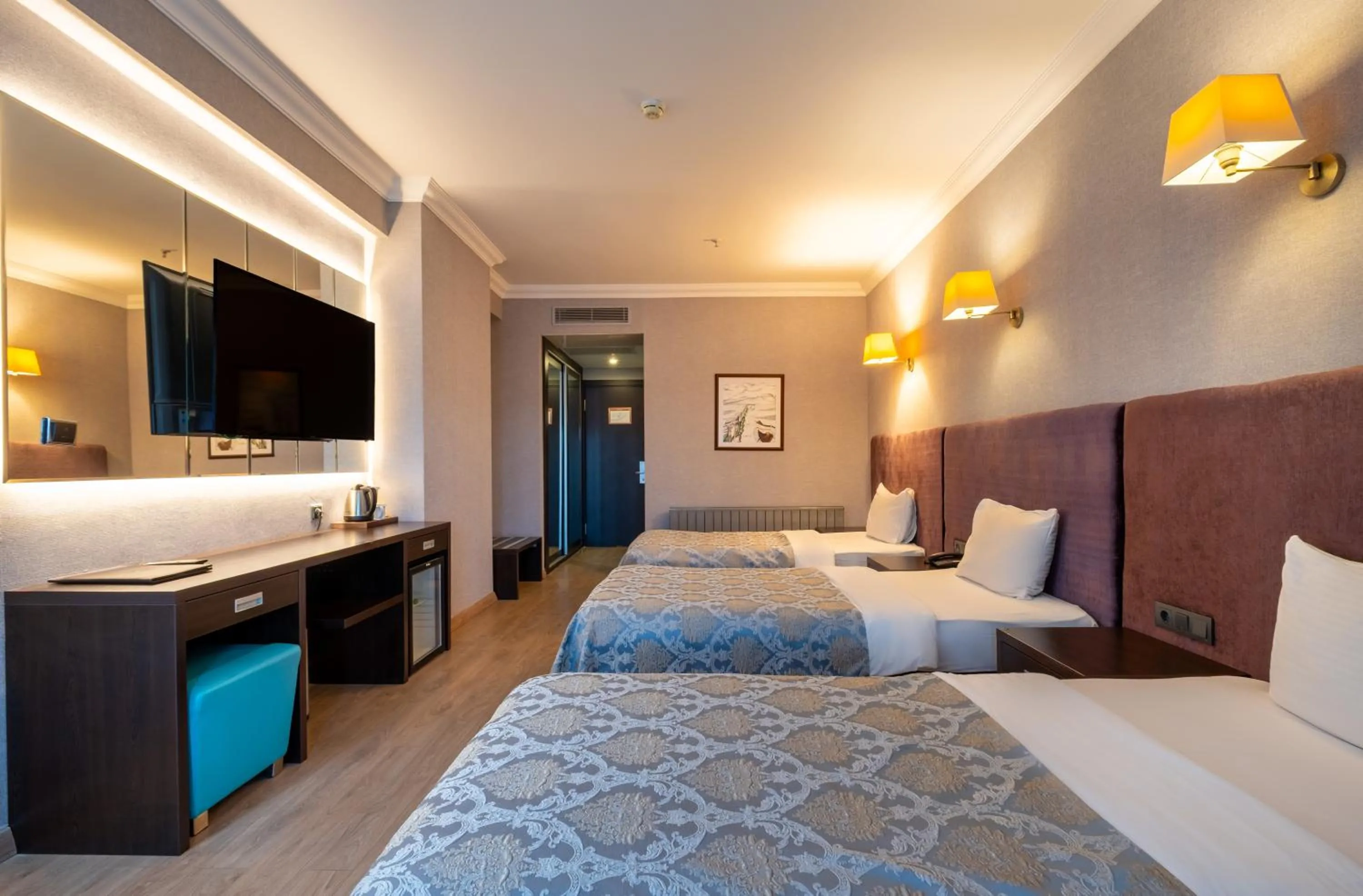 Living room, Bed in 216 Castle Hotel