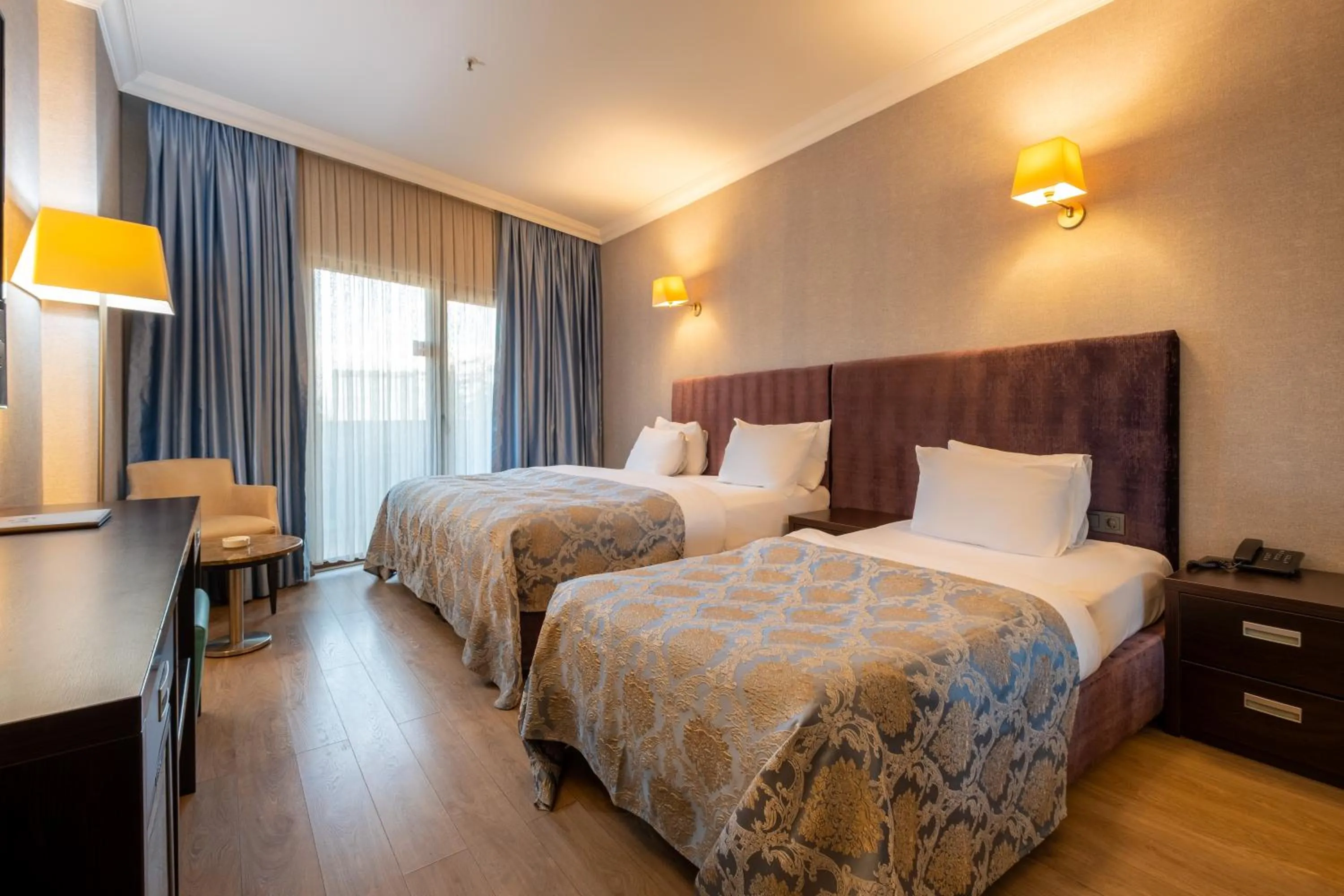Living room, Bed in 216 Castle Hotel