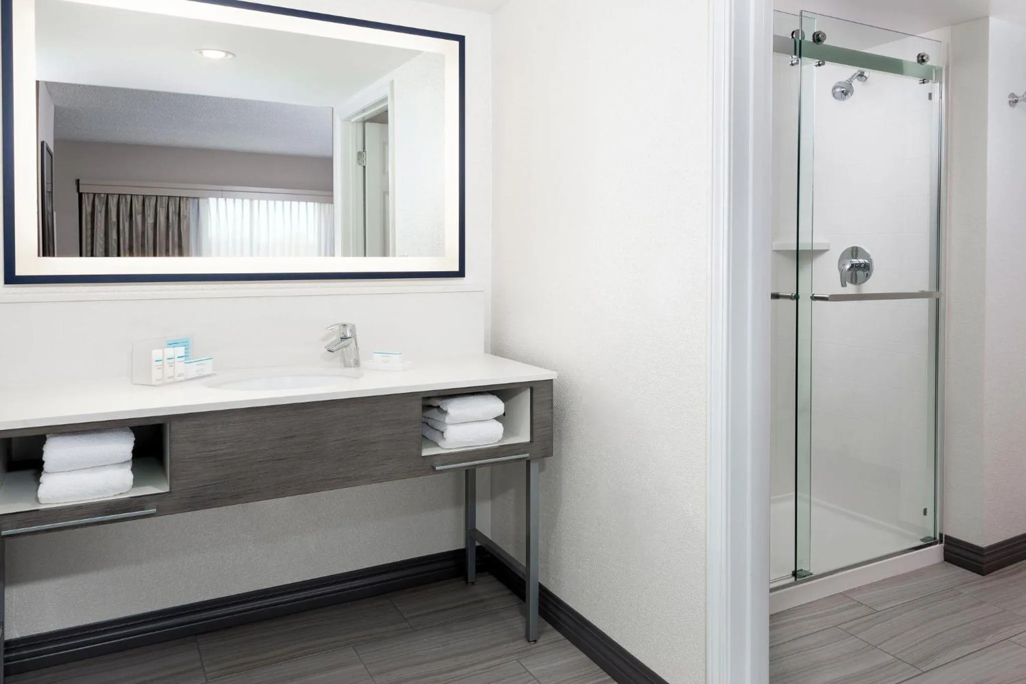 Bathroom in Hampton Inn & Suites Country Club Plaza