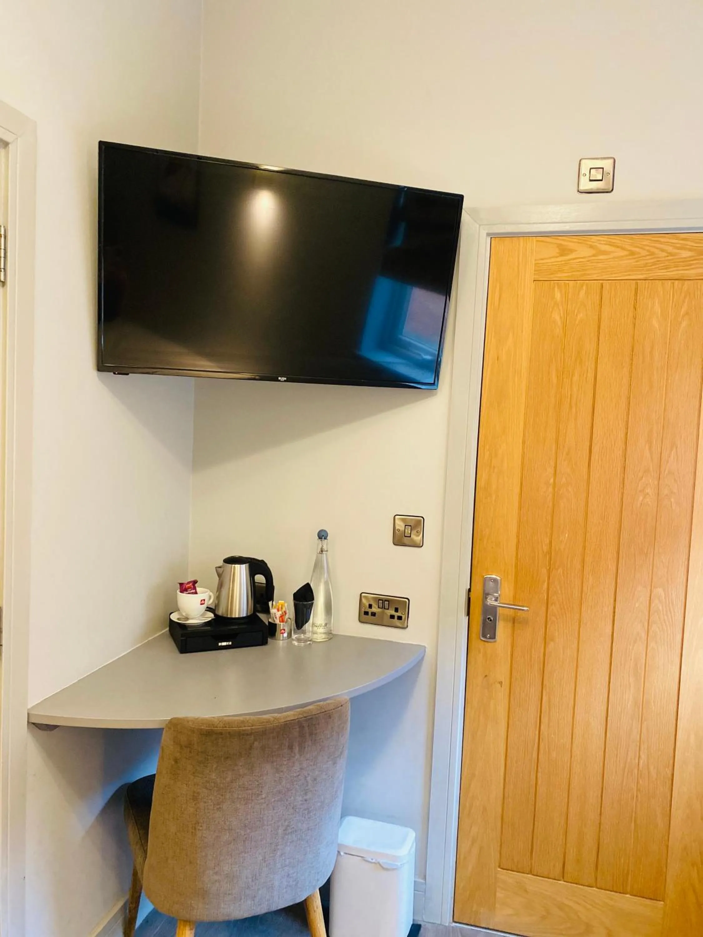 TV and multimedia in The Suffolk Hotel