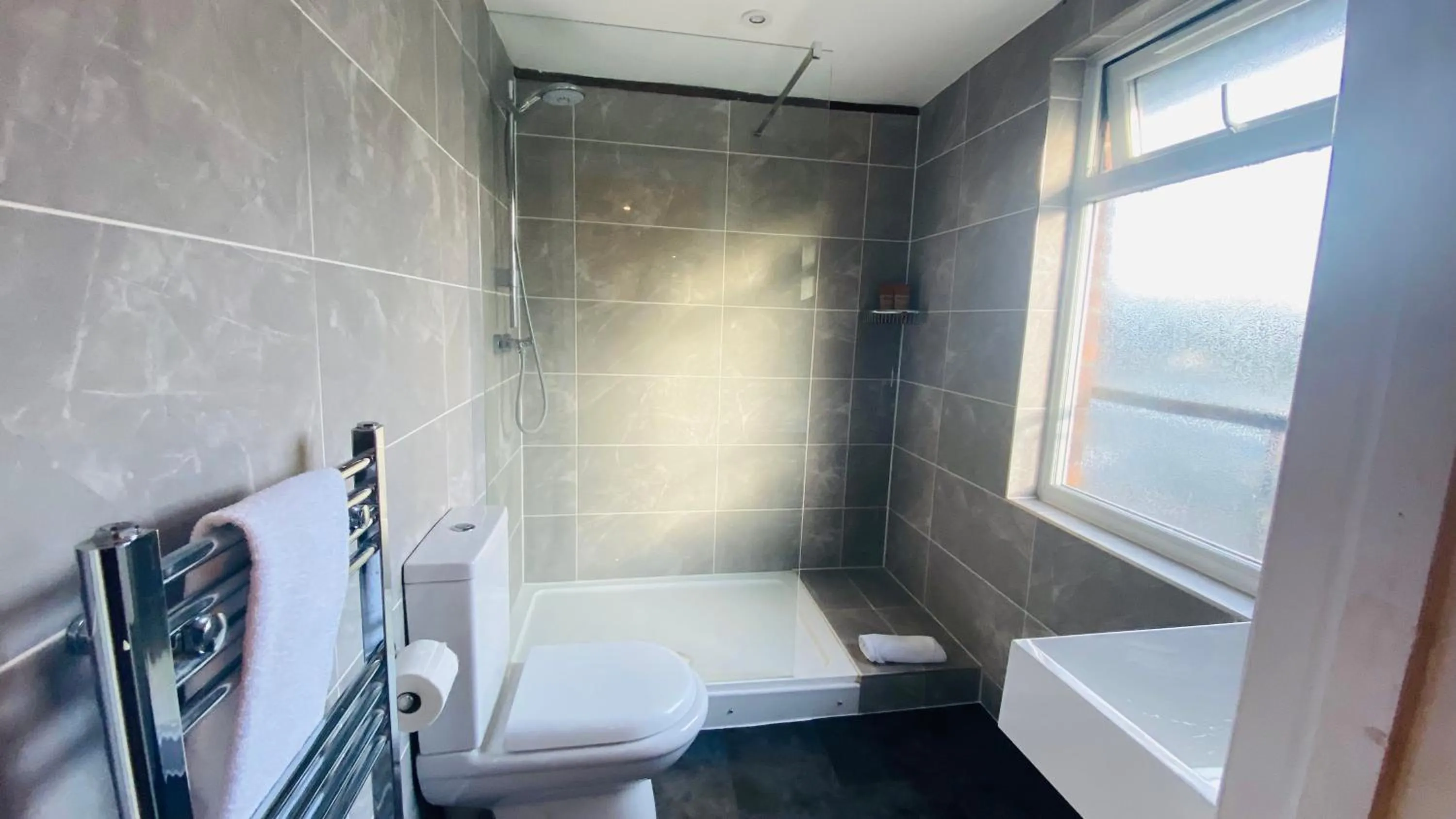 Shower in The Suffolk Hotel