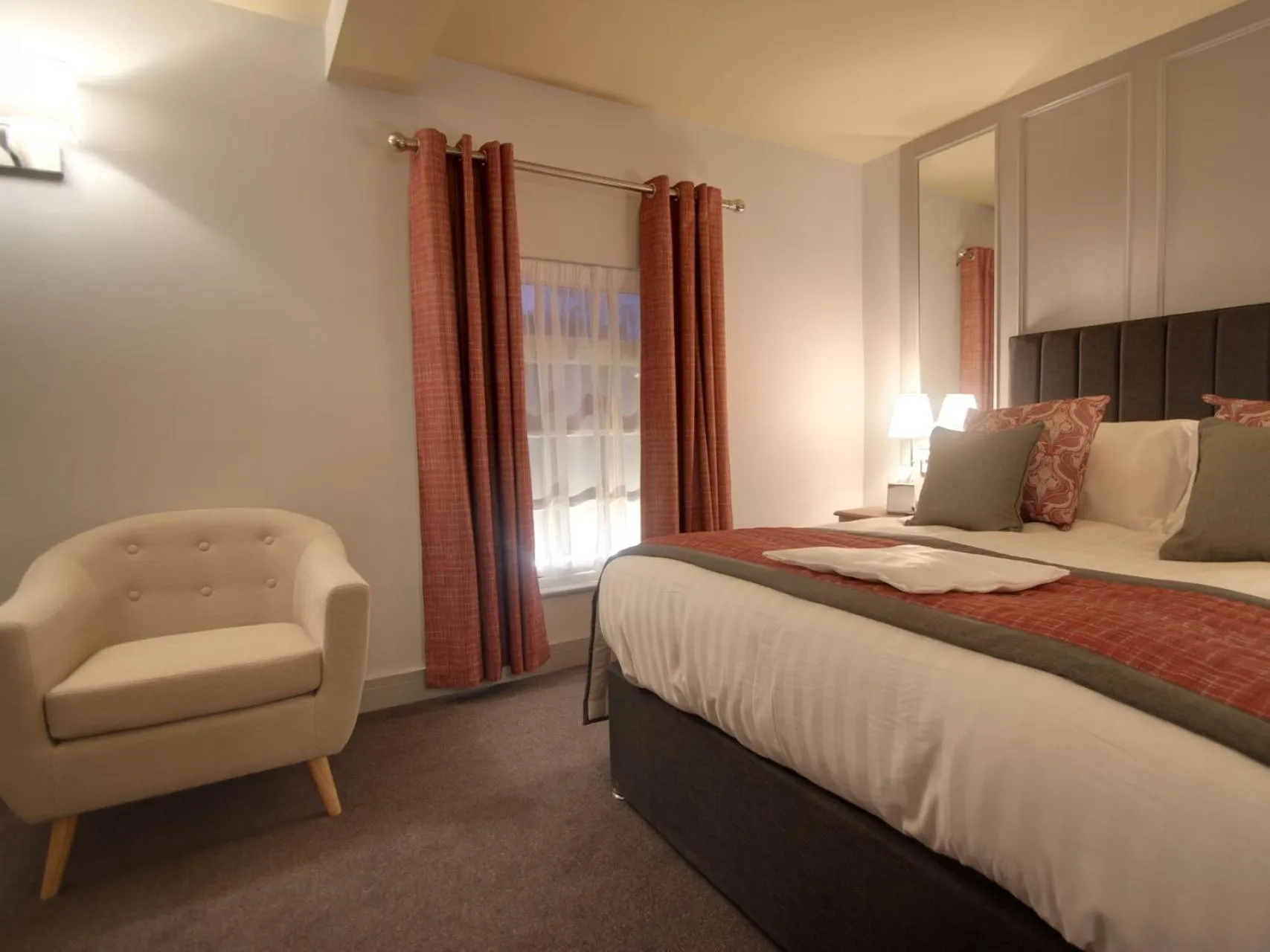 Bedroom, Bed in The Suffolk Hotel