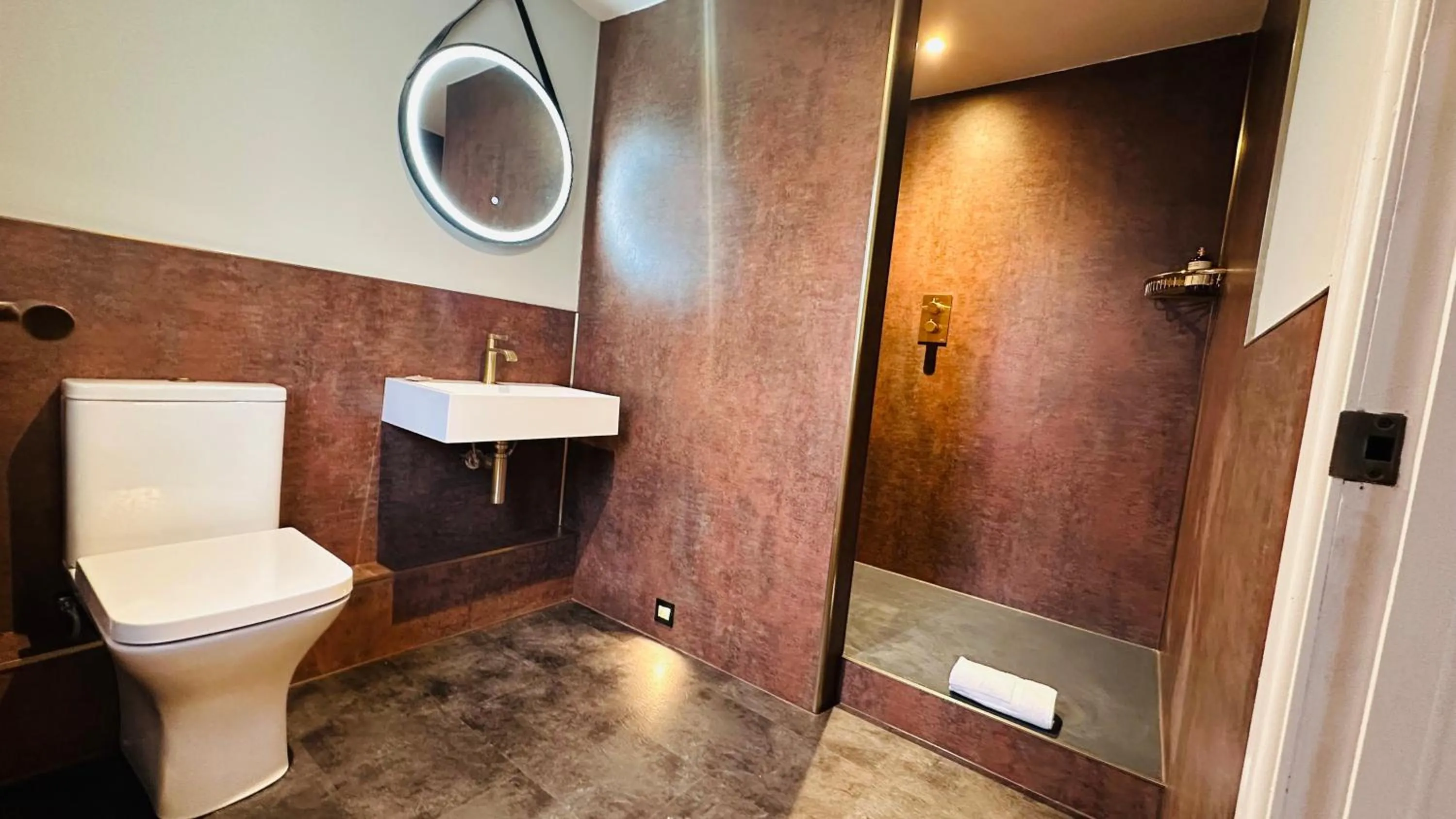 Shower in The Suffolk Hotel