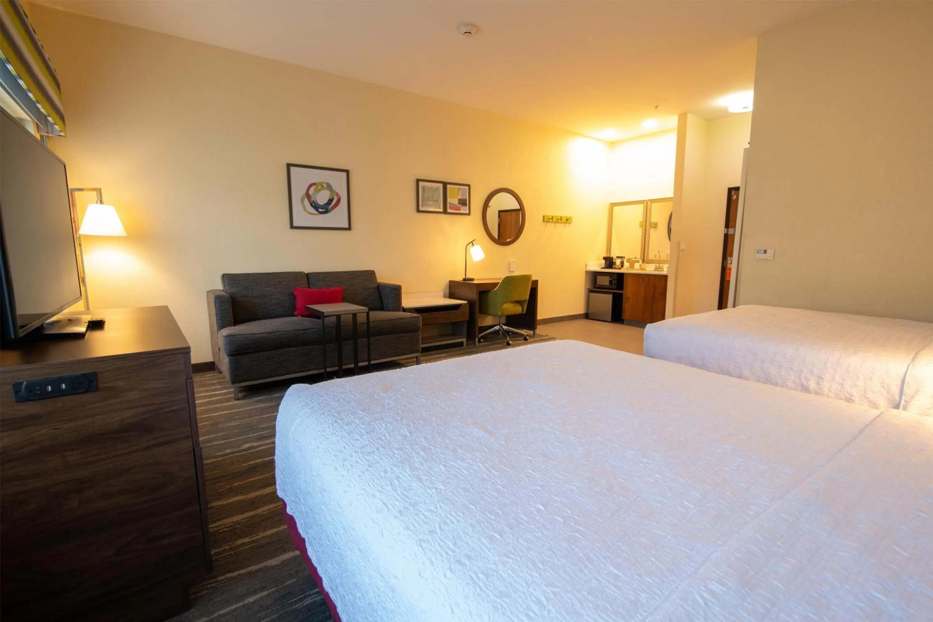 Living room, Bed in Hampton Inn & Suites College Station