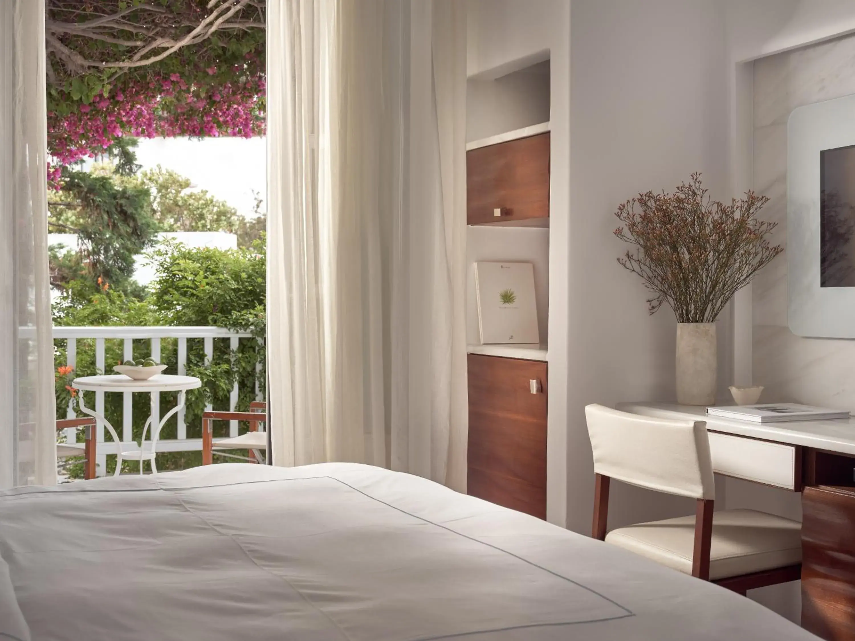 Standard Double or Twin Room with Courtyard View in Belvedere Mykonos - Main Hotel - The Leading Hotels of the World Standard Double or Twin Room with Courtyard View in Belvedere Mykonos - Main Hotel - The Leading Hotels of the World