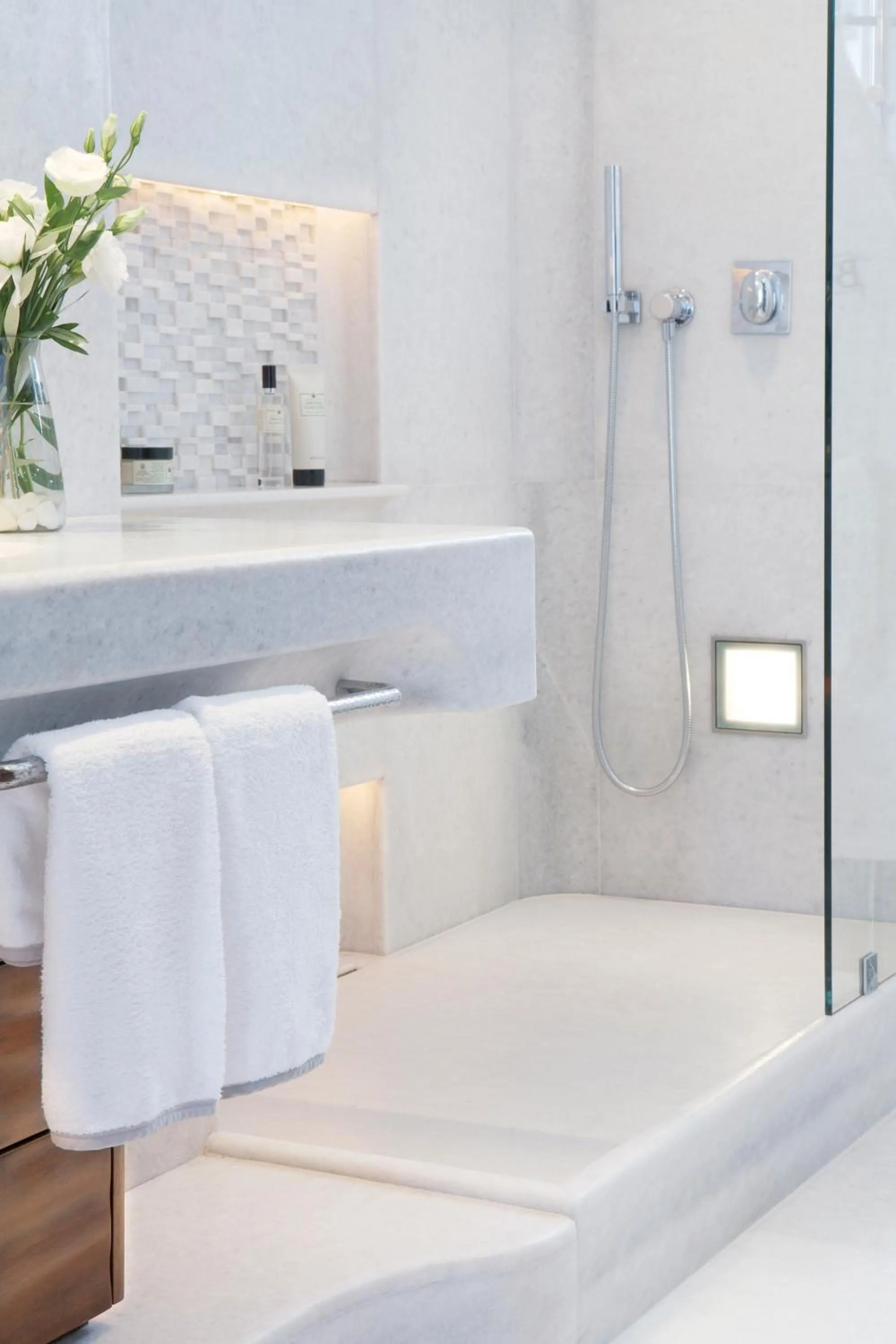 Shower in Belvedere Mykonos - Main Hotel - The Leading Hotels of the World