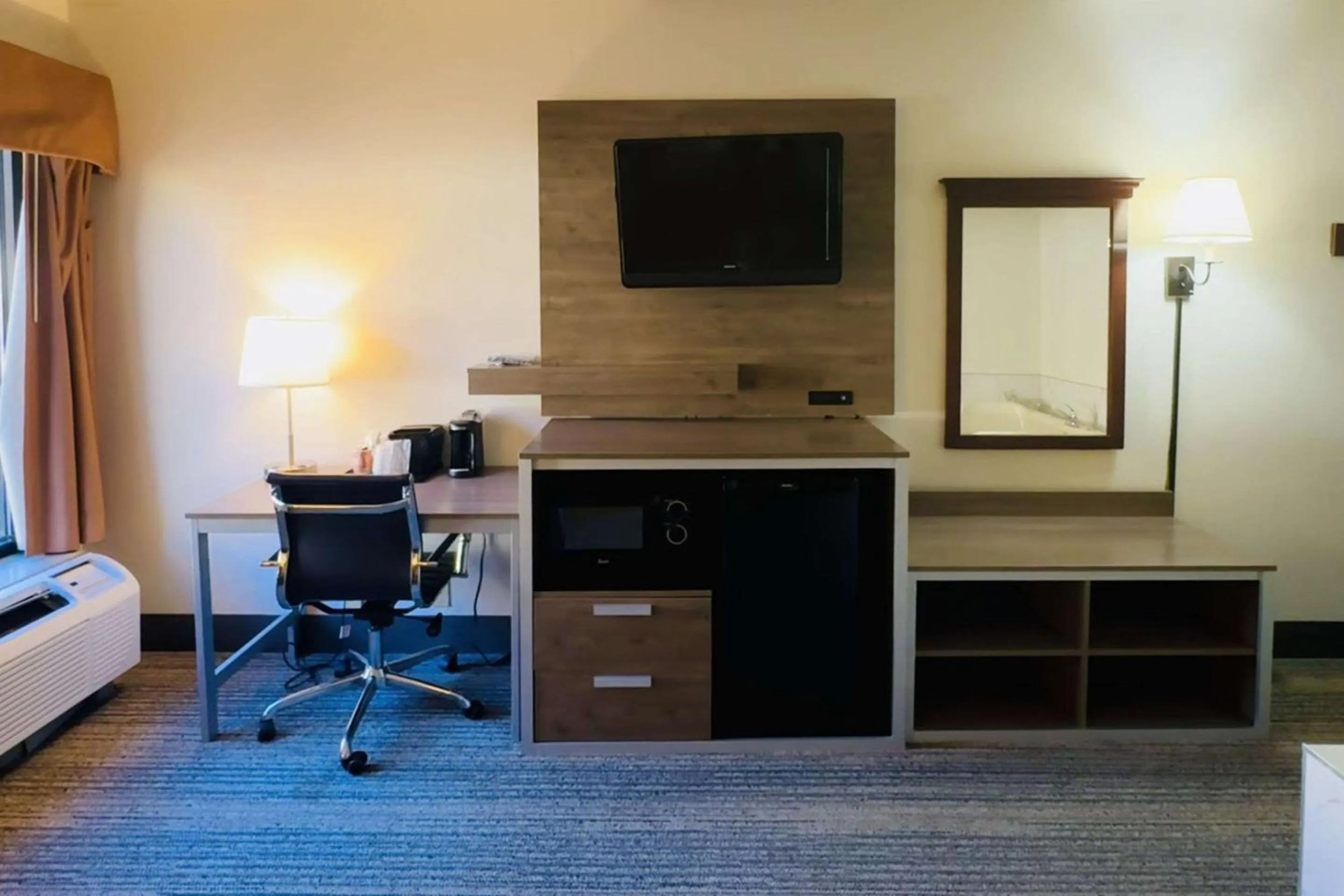 Bedroom in Quality Inn Danville - University Area