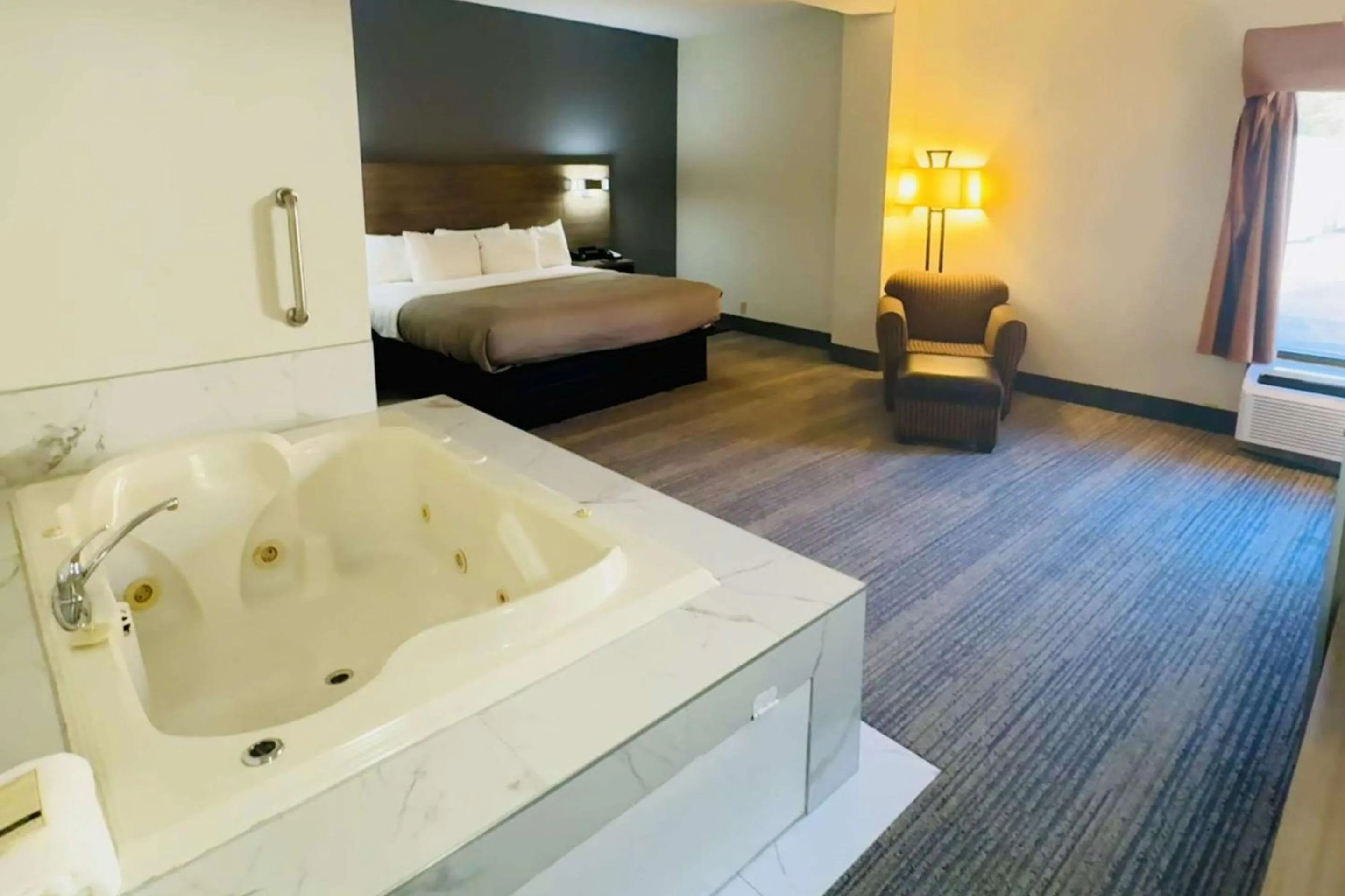 Bedroom, Bed in Quality Inn Danville - University Area