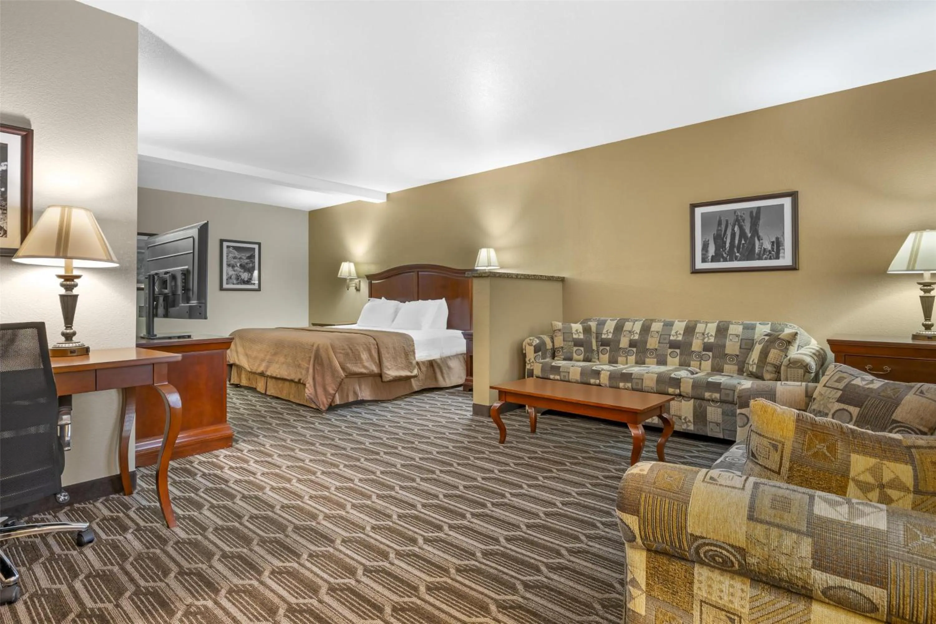 Photo of the whole room, Bed in Best Western Inn of Chandler