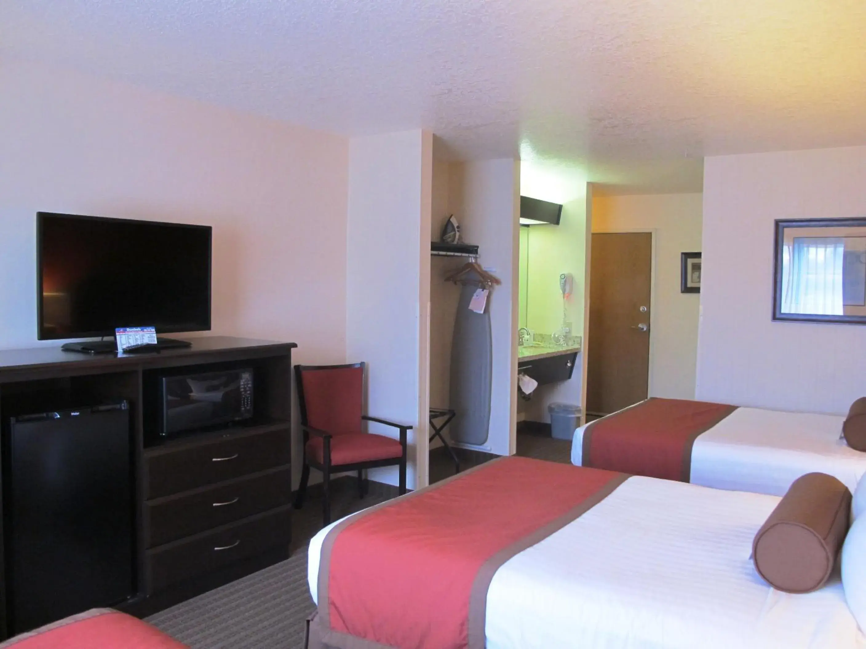 TV and multimedia, Bed in Inn America - Boise TV and multimedia, Bed in Inn America - Boise