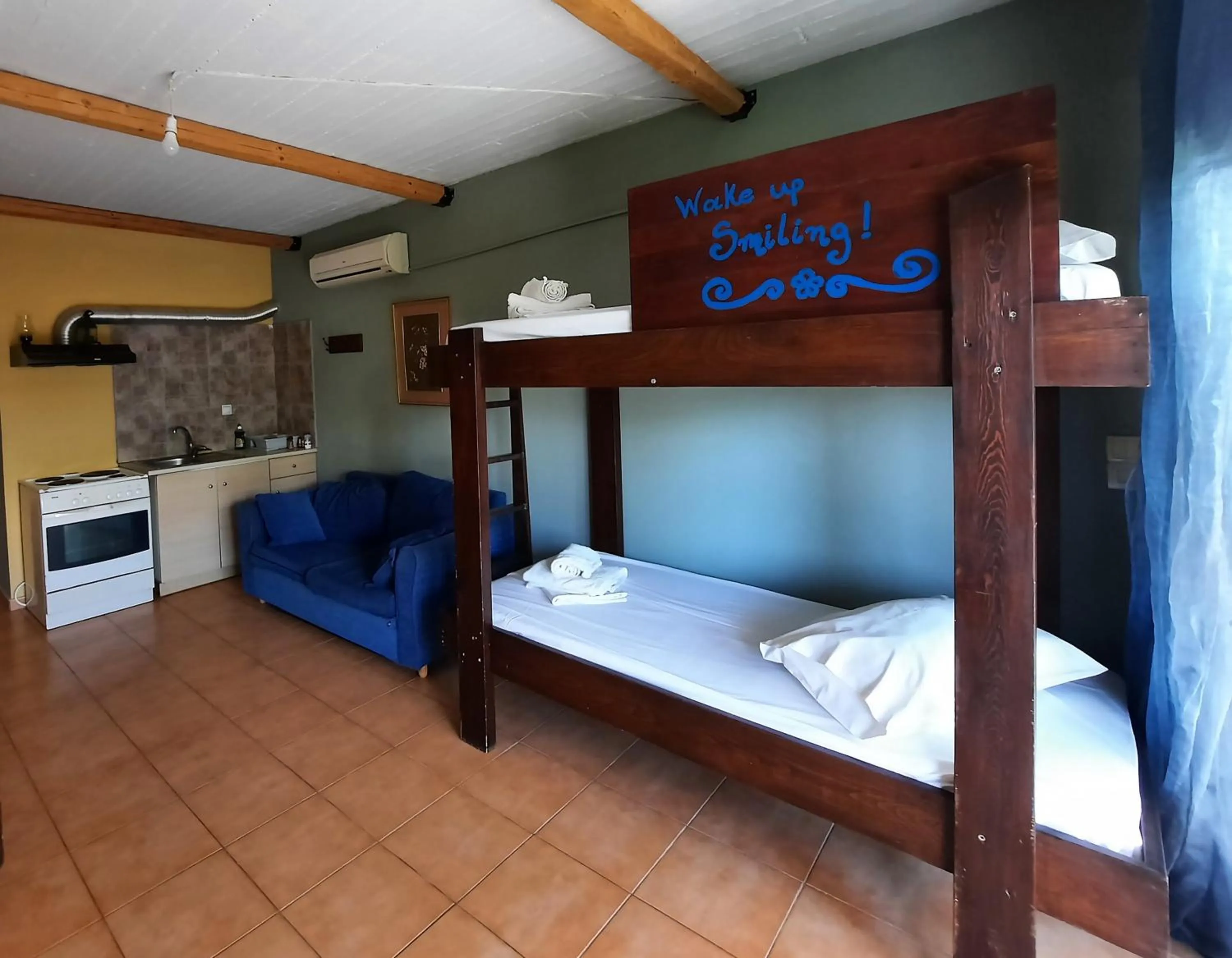 Kitchen or kitchenette, Bed in O Xenonas Ton Mylon