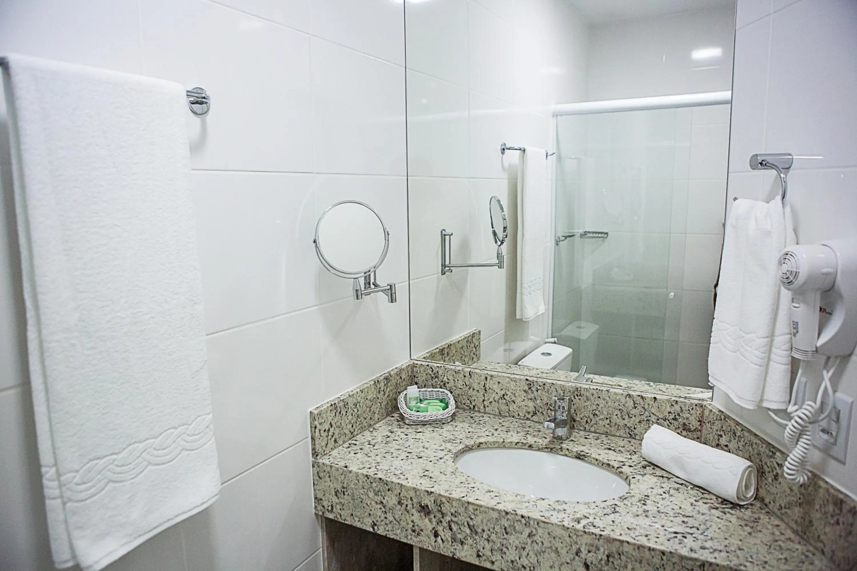 Quarto Luxo Cama Queen- Size  - single occupancy in Bristol Viçosa Hotel