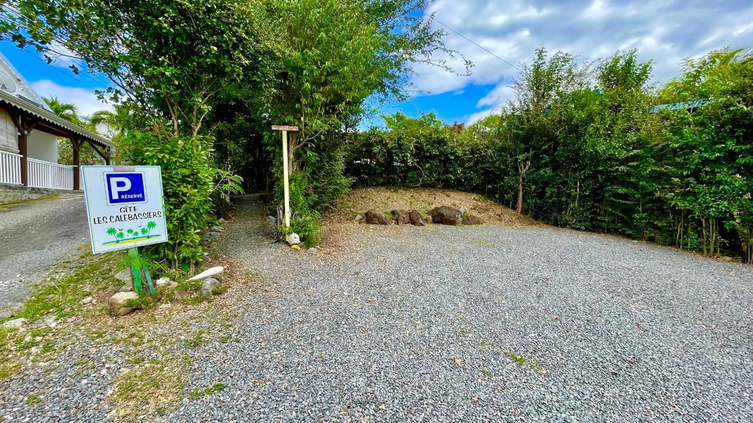 Parking in Gite LES CALEBASSIERS