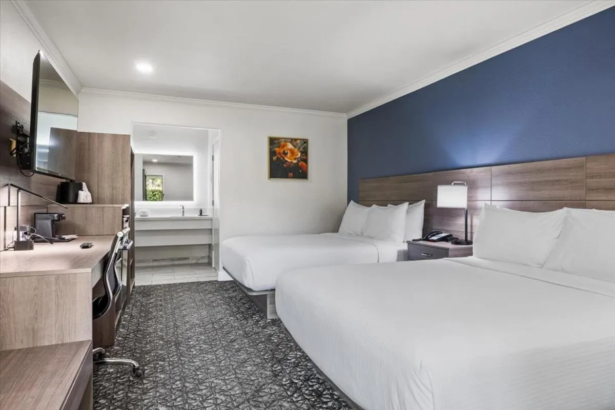 Bedroom, Bed in University Park Inn & Suites, an Ascend Collection Hotel