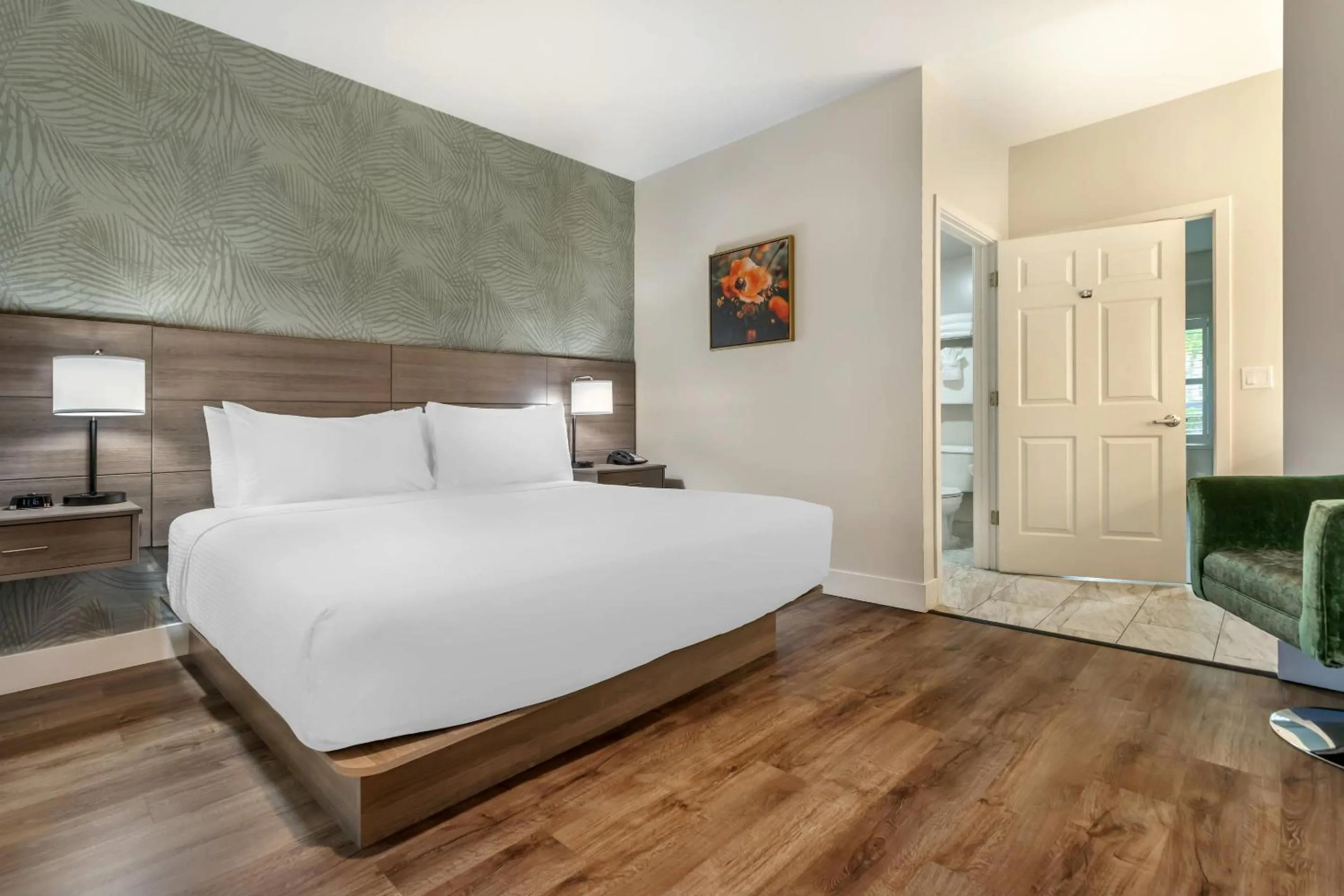 Bedroom, Bed in University Park Inn & Suites, an Ascend Collection Hotel