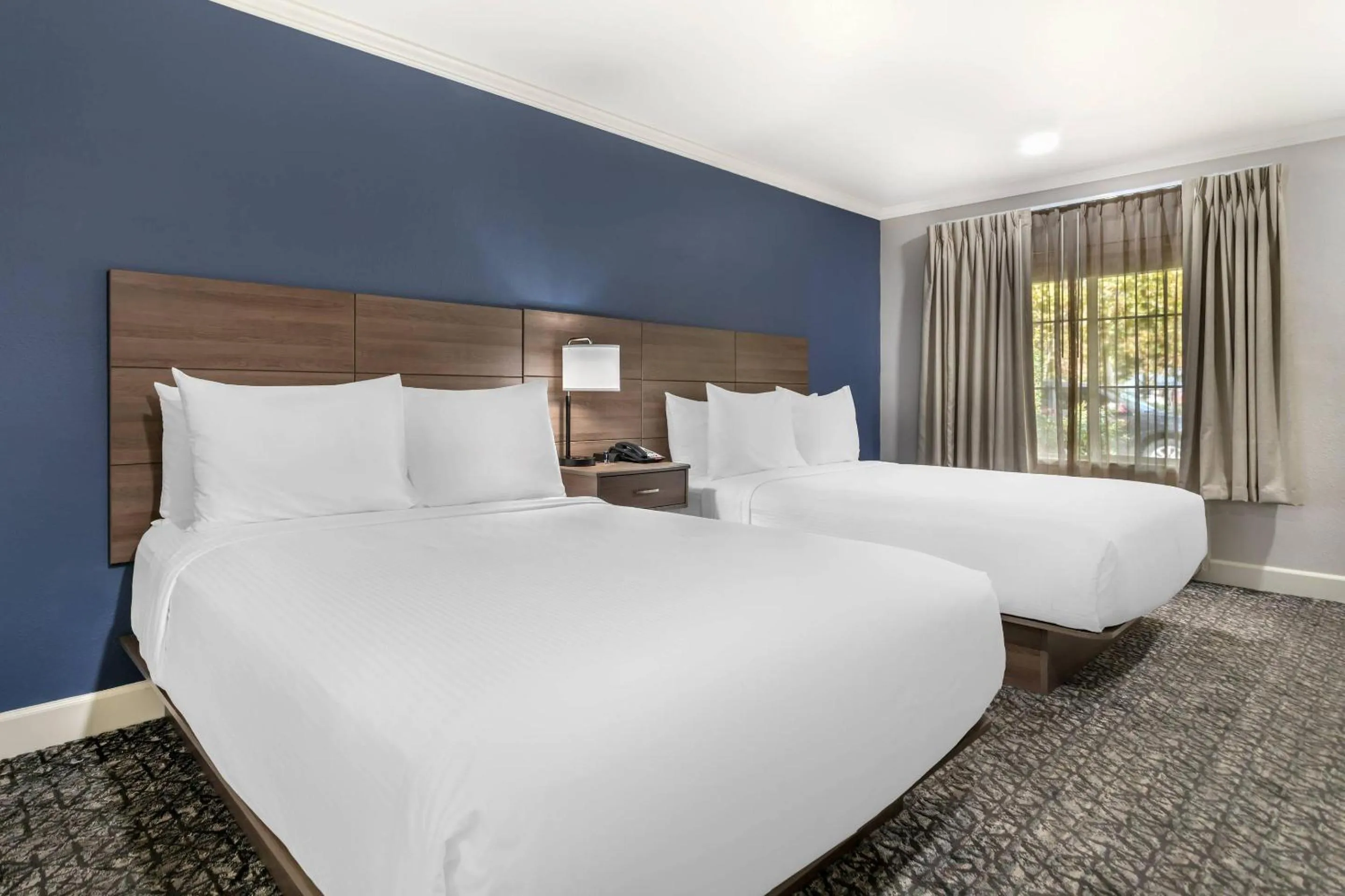 Bedroom, Bed in University Park Inn & Suites, an Ascend Collection Hotel