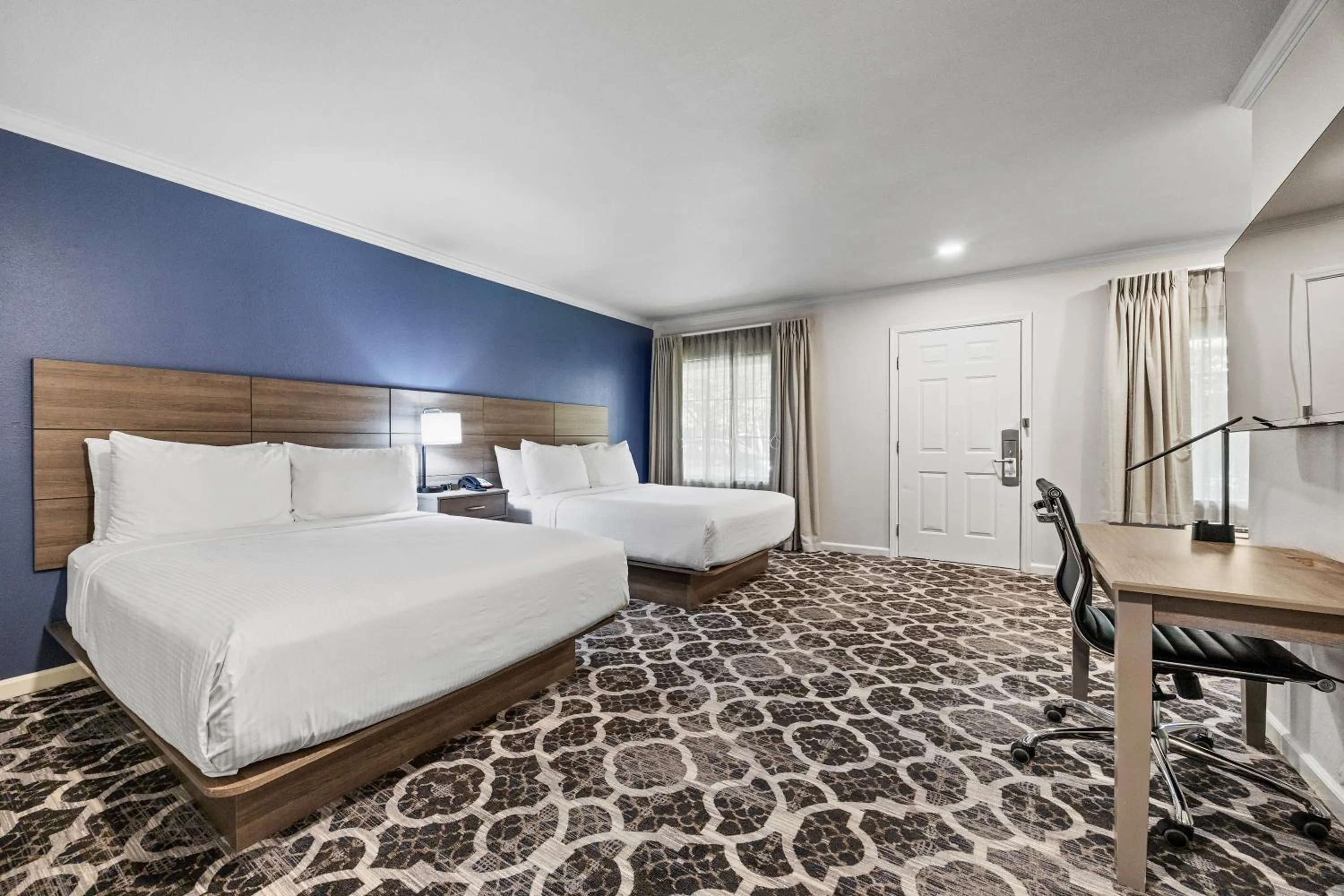 Photo of the whole room, Bed in University Park Inn & Suites, an Ascend Collection Hotel