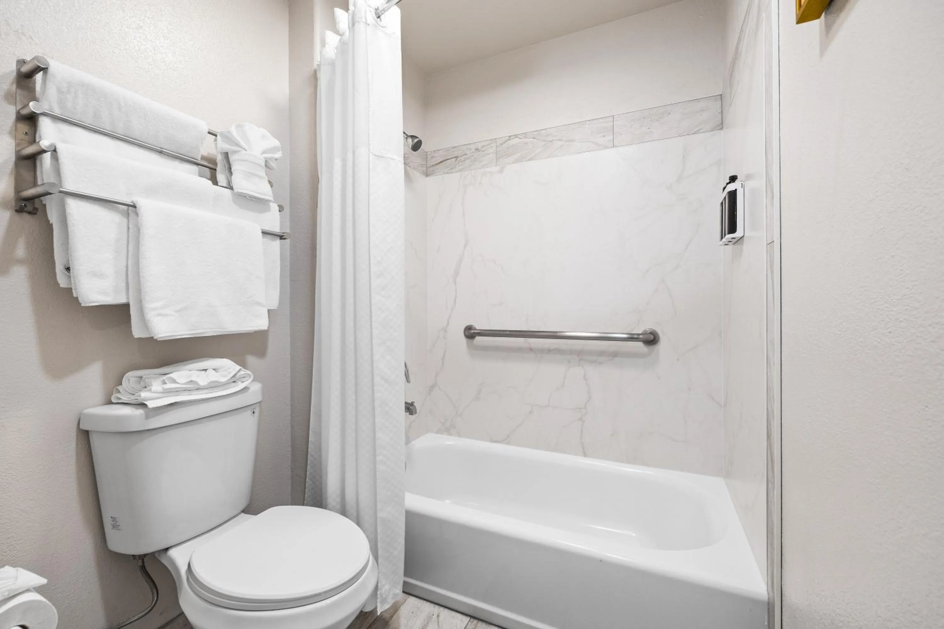 Bathroom in University Park Inn & Suites, an Ascend Collection Hotel
