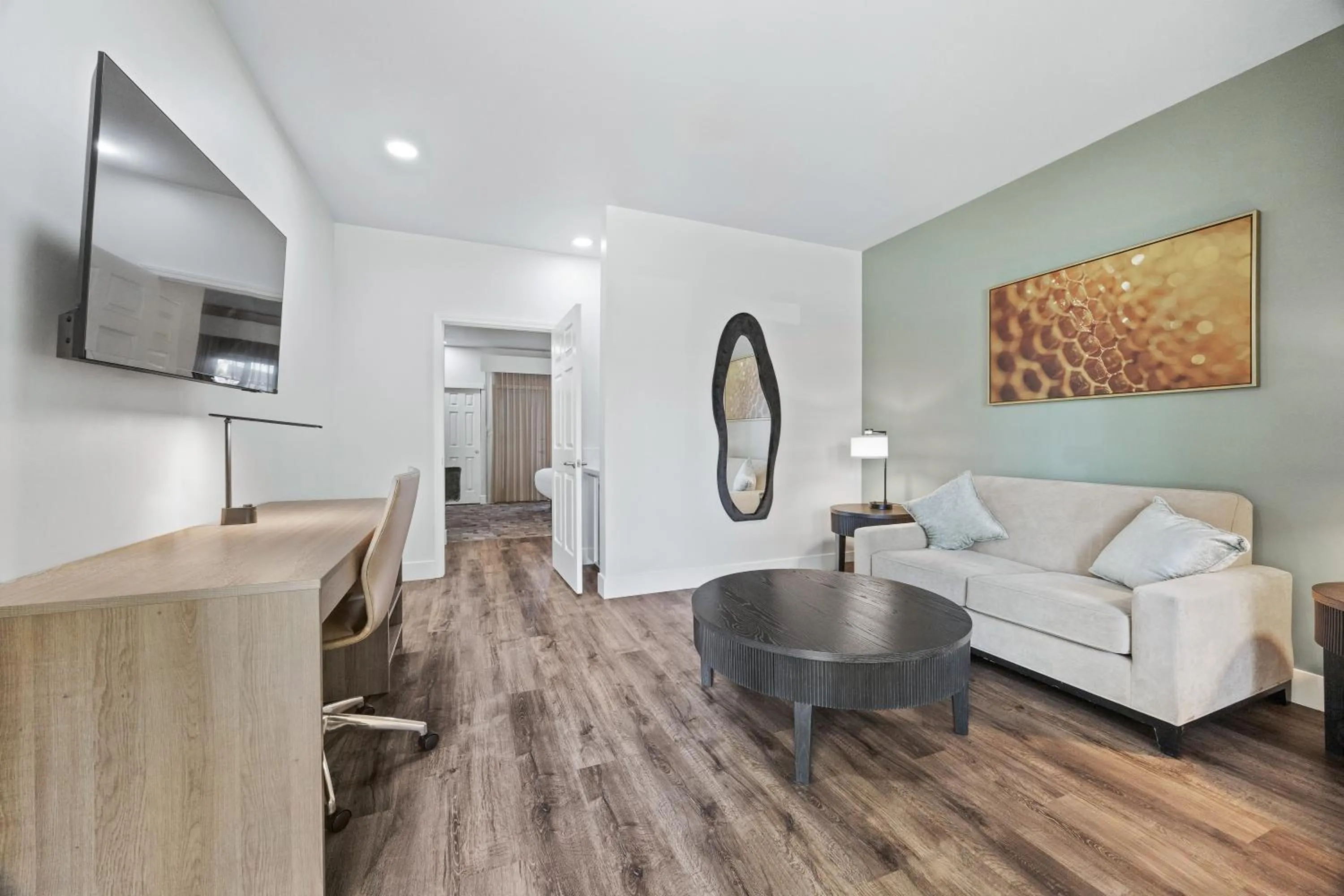 TV and multimedia, Bed in University Park Inn & Suites, an Ascend Collection Hotel