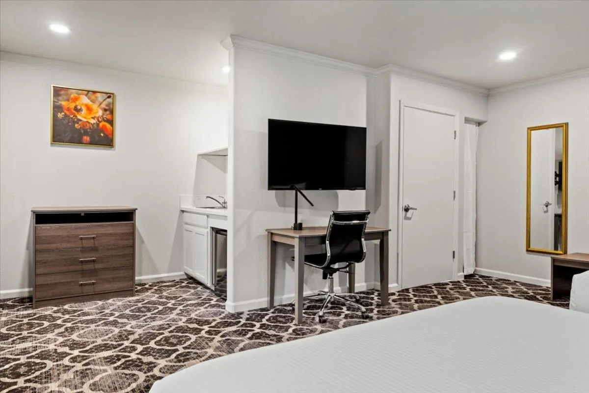 Bedroom, Bed in University Park Inn & Suites, an Ascend Collection Hotel