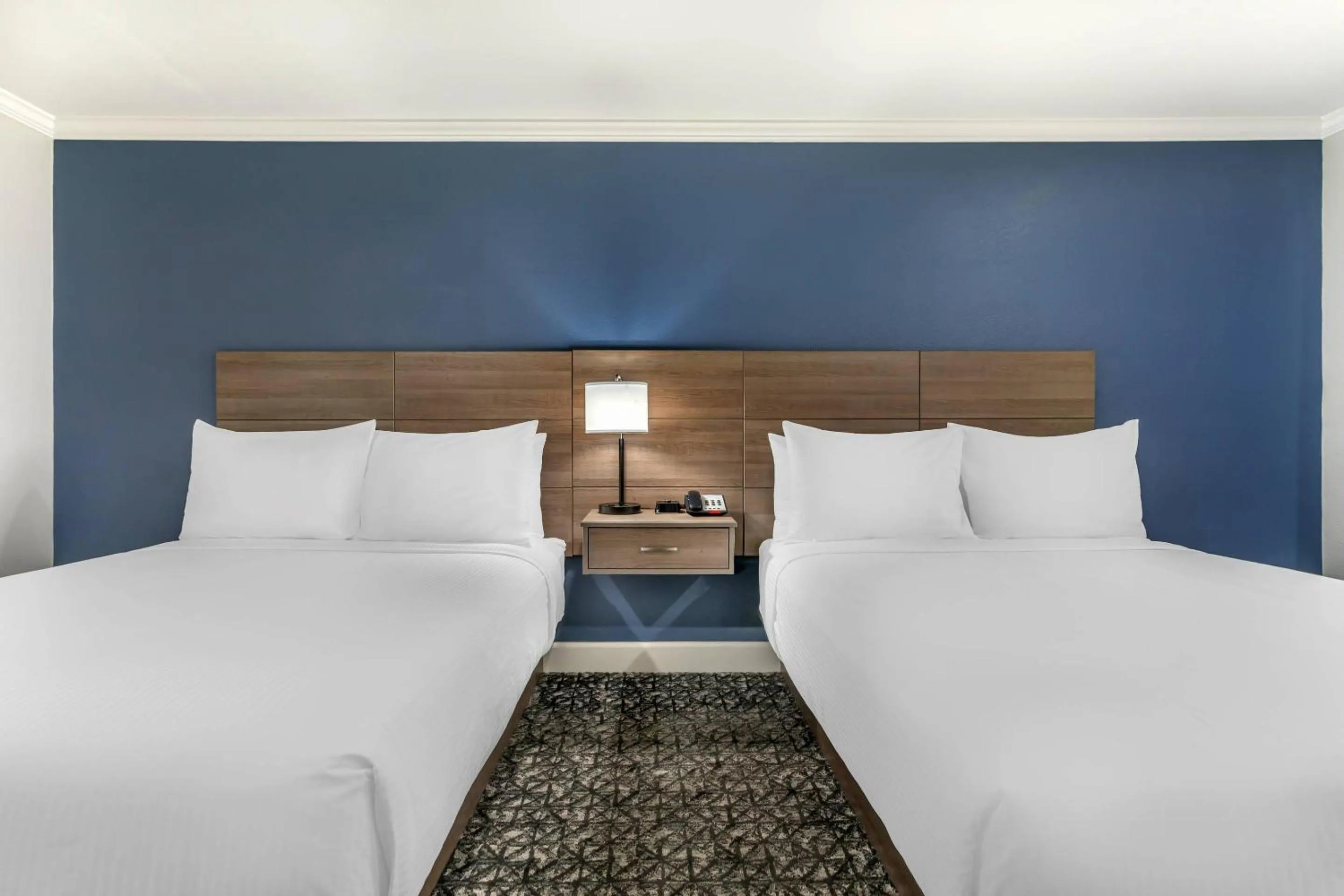 Bedroom, Bed in University Park Inn & Suites, an Ascend Collection Hotel