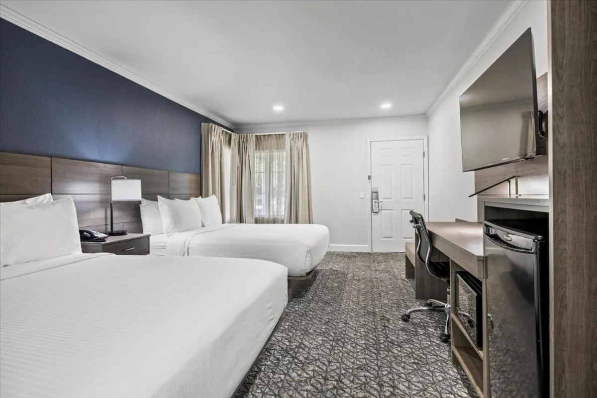 View (from property/room), Bed in University Park Inn & Suites, an Ascend Collection Hotel