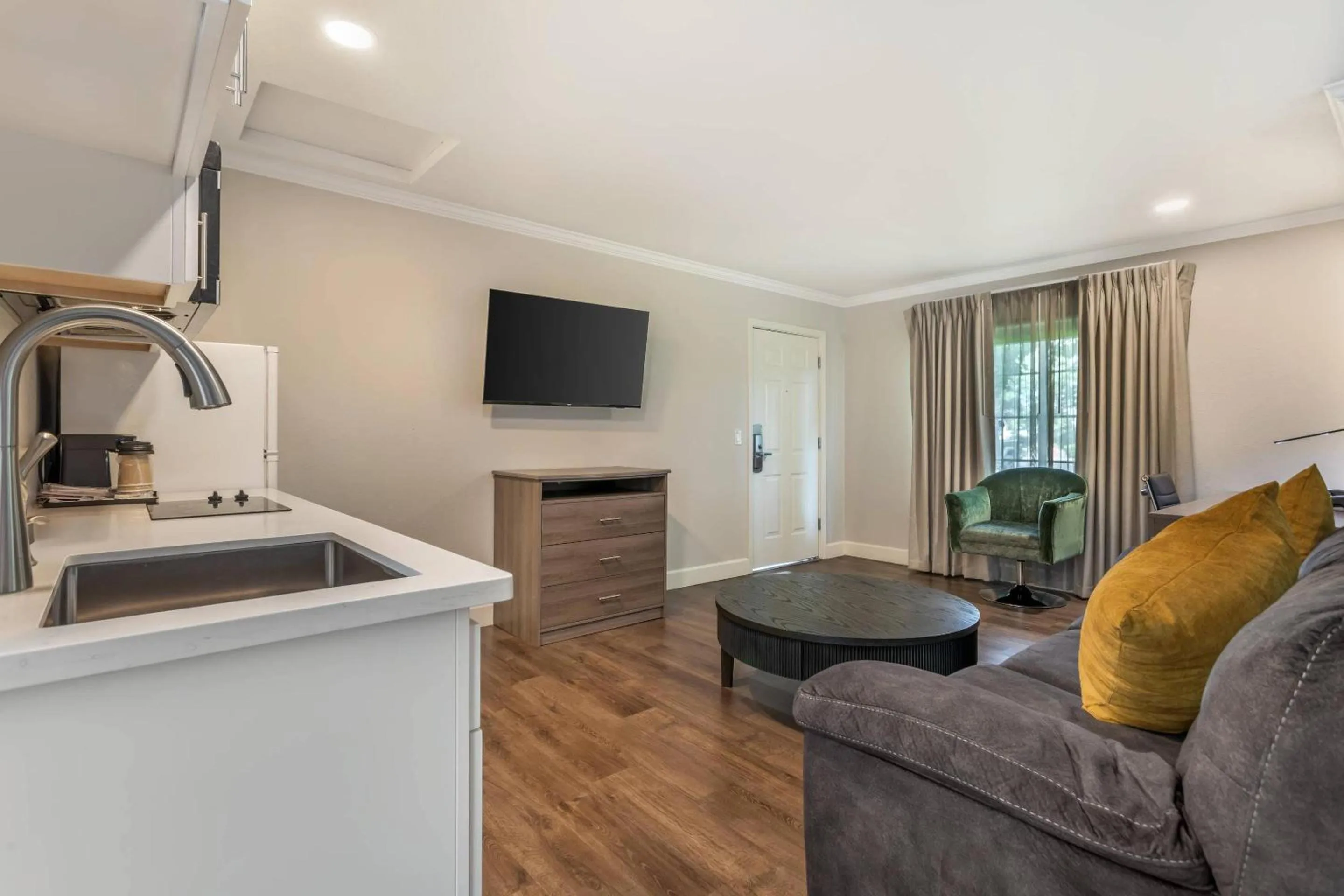 Bedroom in University Park Inn & Suites, an Ascend Collection Hotel