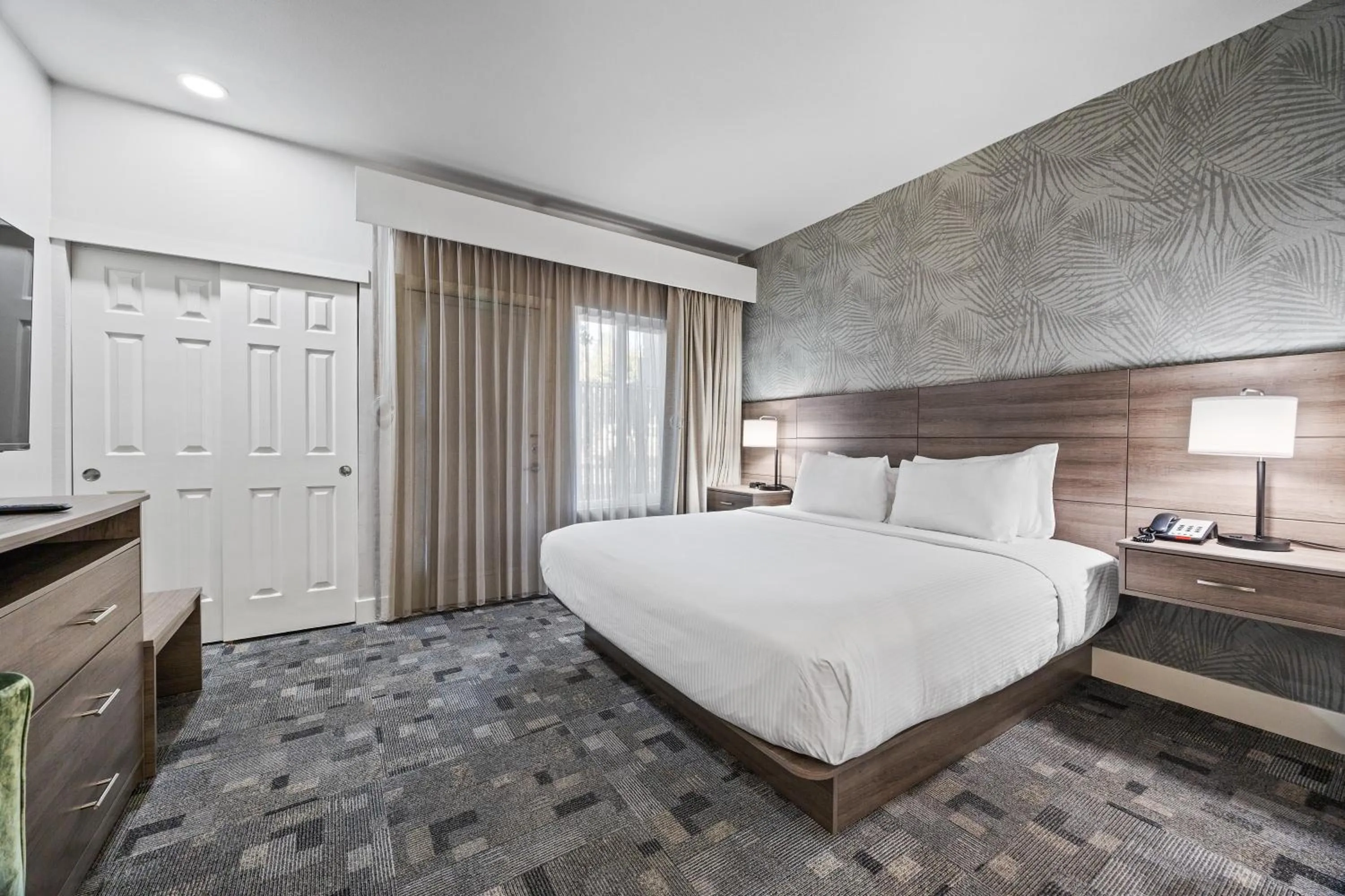 Bedroom, Bed in University Park Inn & Suites, an Ascend Collection Hotel
