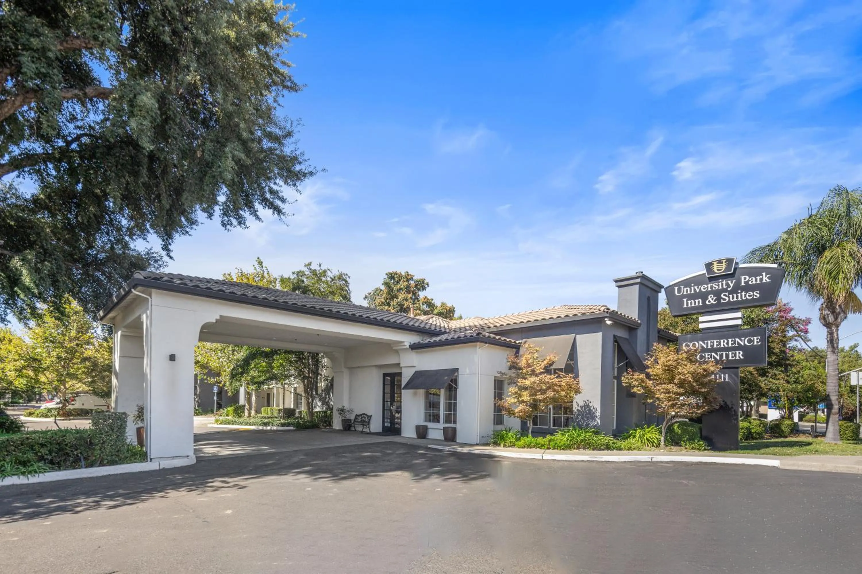 Facade/entrance in University Park Inn & Suites, an Ascend Collection Hotel